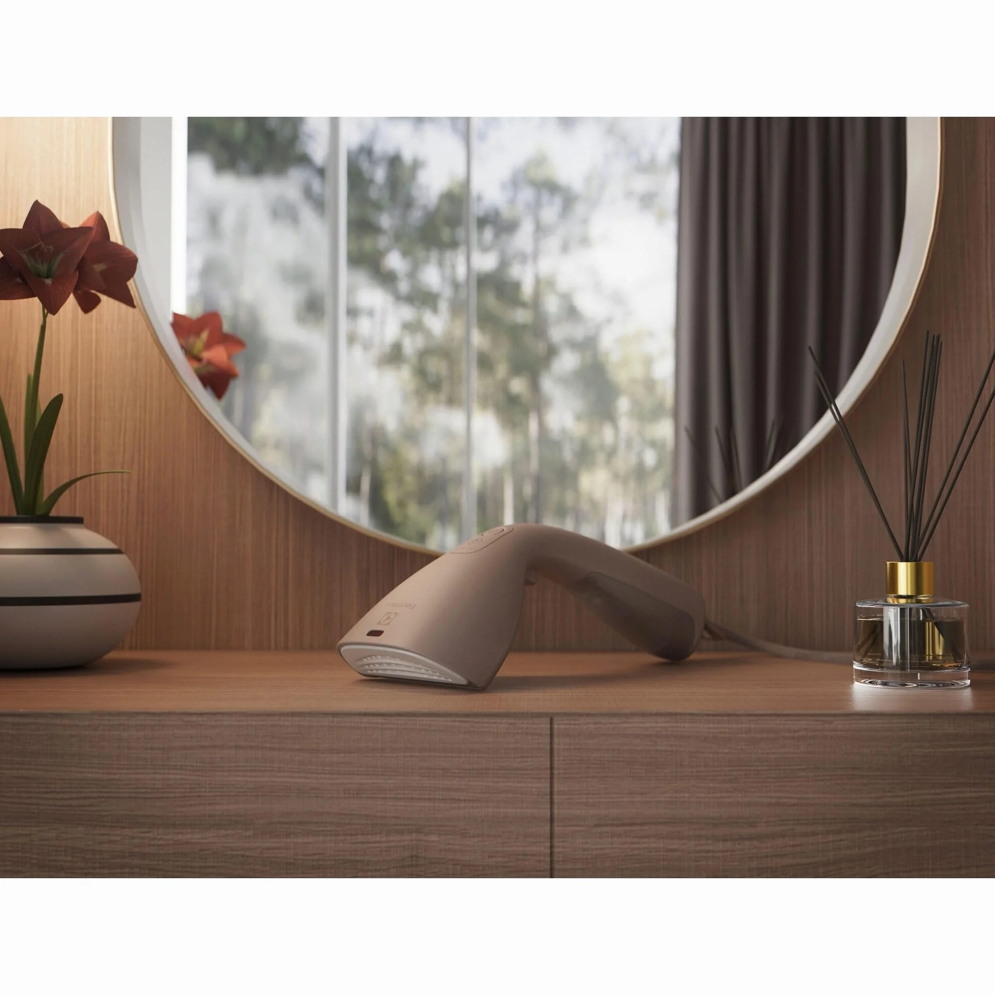 Electrolux Refine 700 E7HS2-8WB Żelazko 1600 W, 26 g/min pary, antykroplenie, kabel 3 m, Orzechowy Beż