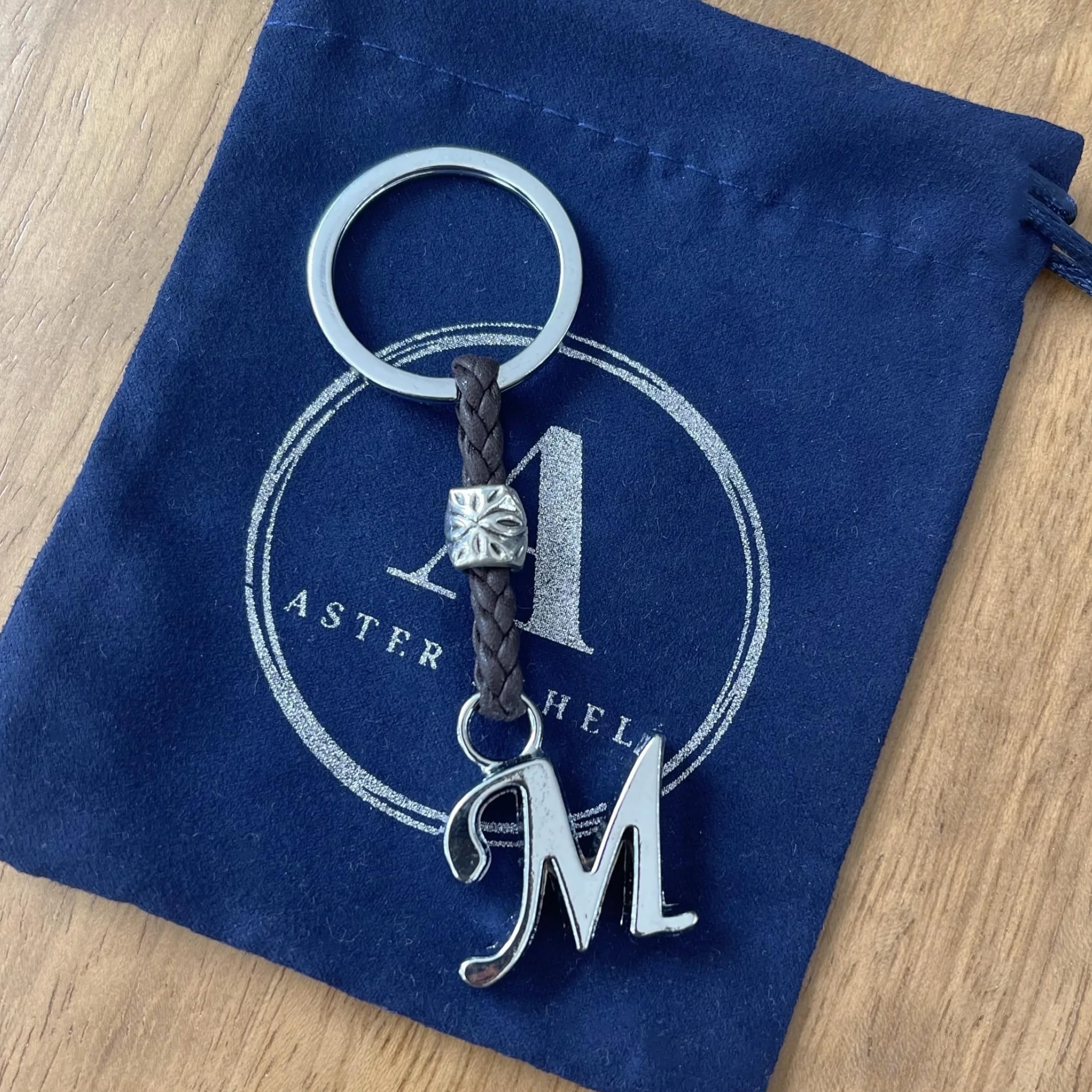 Portachiavi Personalizzato con Iniziali del Nome - Cuoio Lettere e Perline in Zama Placcate Argento - Uomo o Donna - Ideale per Regali (M)