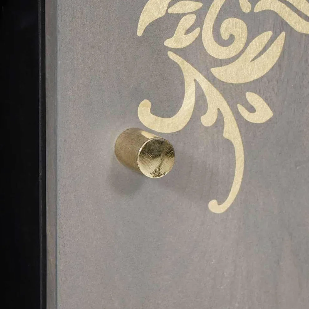 Credenza grigio e oro in legno massello mango 90 x 33 x 75 cm con pomelli in ottone e design serigrafato, vano portaoggetti con 2 ante a cerniera per soggiorno, media, hifi e stoccaggio