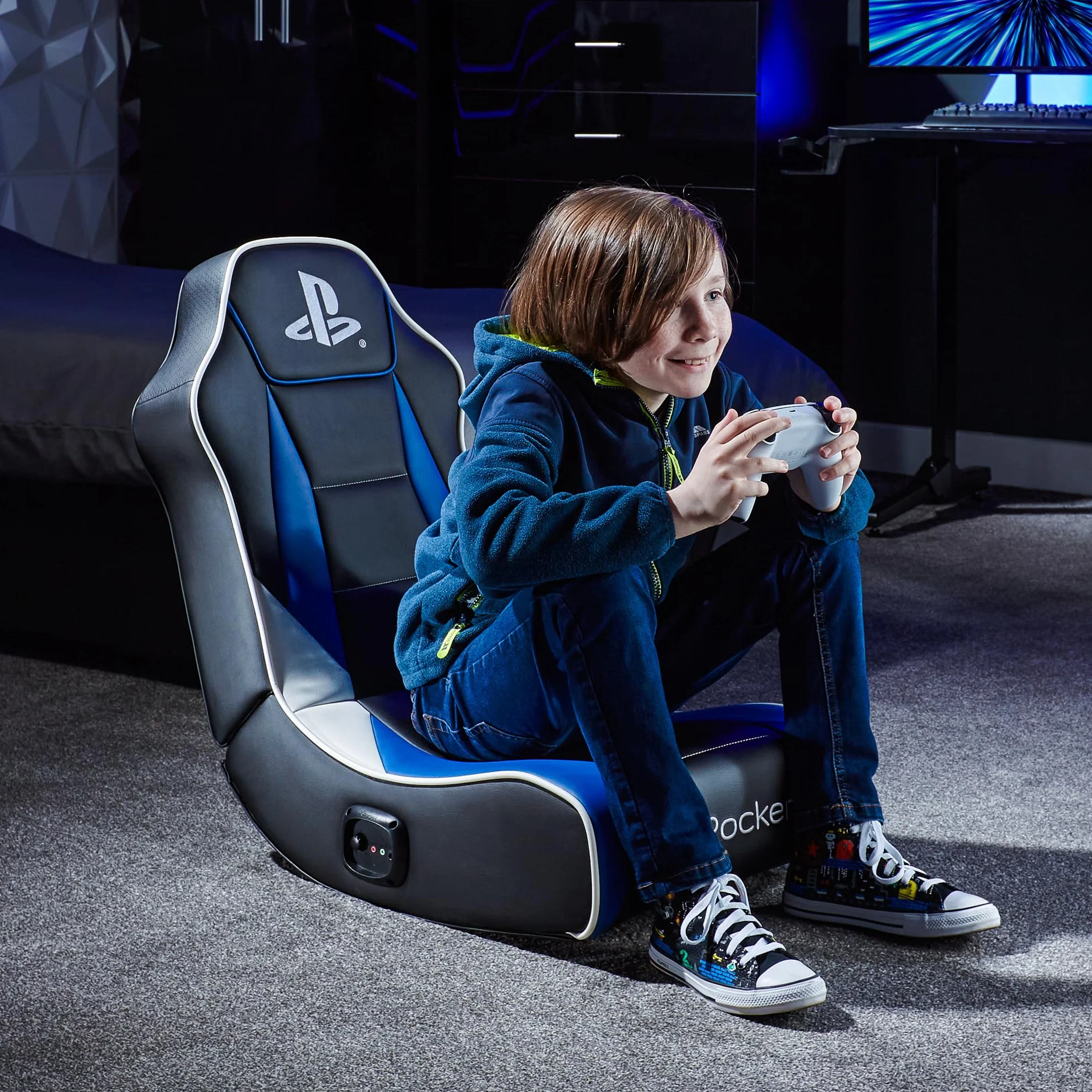 X-Rocker Sedia da gioco con licenza ufficiale PlayStation Geist 2.0, comoda seduta pieghevole da pavimento con altoparlanti, pelle PU per PS4, PS5, PC, cellulare, nero/blu