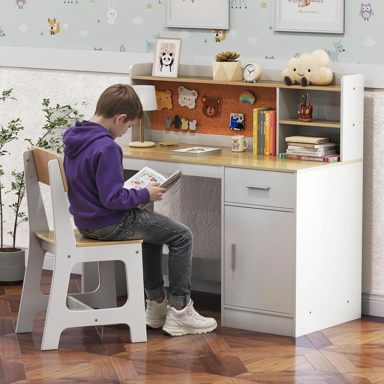 LIFEZEAL Scrivania e Sedia per Bambini, con Cassetto, Armadietto, Ripiano, Bacheca, Sedia con Schienale, Tavolino da Studio, Gioco, Banco Scuola per Ragazzi, in Legno, per Cameretta (naturale)