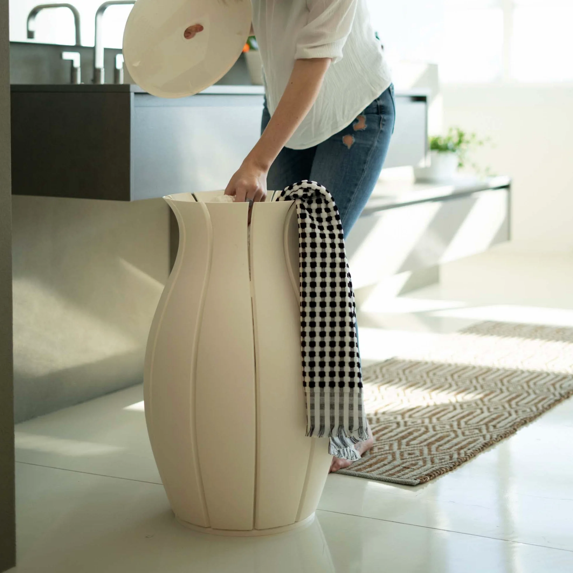 Guzzini - Home, NINFEA Portabiancheria - Bianco Latte, Ø 43 x h65 cm | 63 Lt. - 289102156