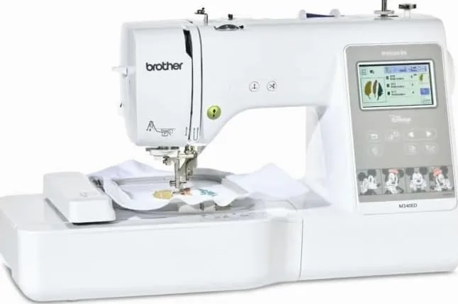 BROTHER Innov-is M340ED Macchina da ricamo Disney, area 10x10, touchscreen da 3,7", 200 disegni da ricamo (65 personaggi Disney), connessione wireless (WiFi), bianco, plastica