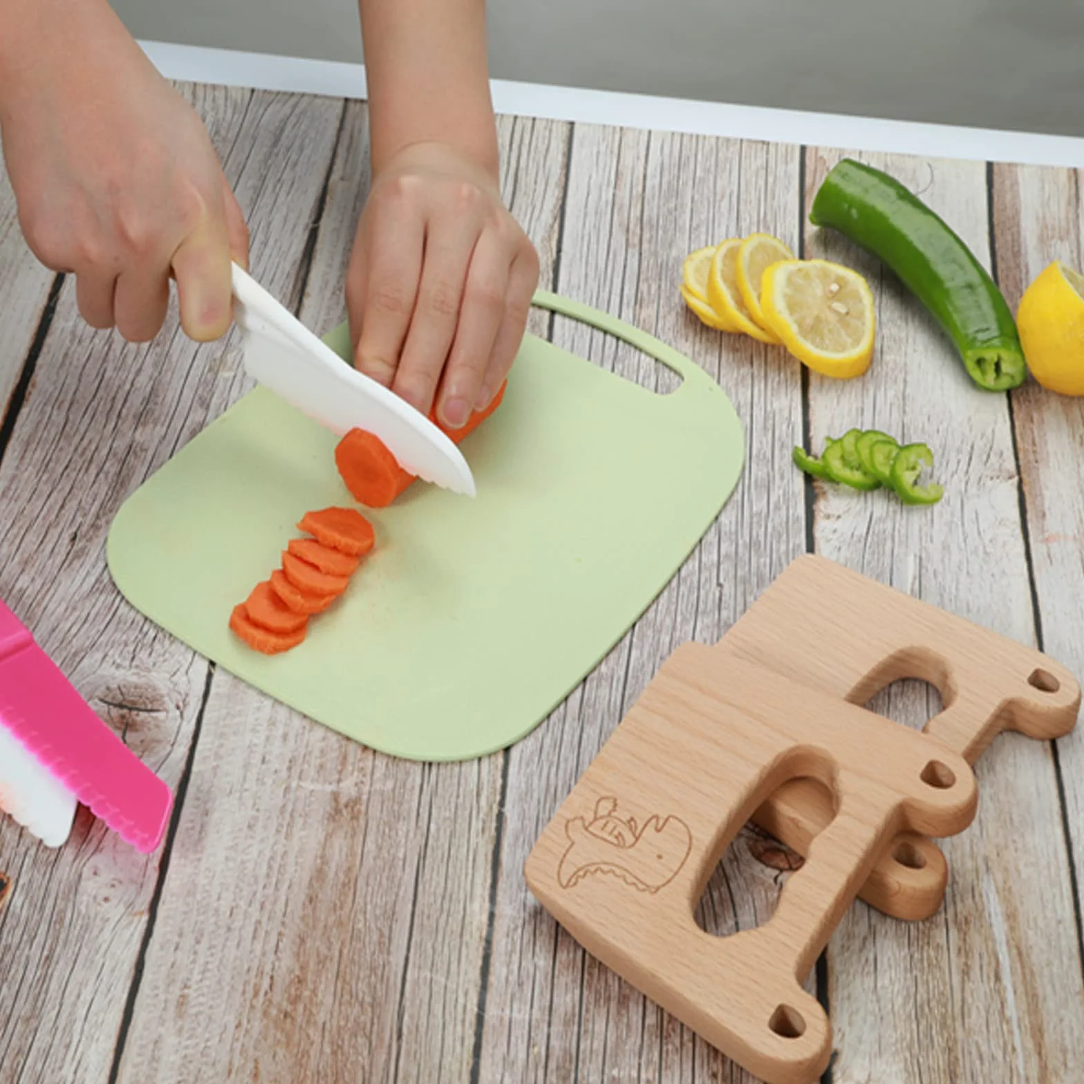 Goodchef Set di 5 coltelli da cucina per bambini per tagliare e cucinare frutta o verdura per bambini piccoli, con coltello in legno a prova di bambino a partire dai 2 anni (dinosauro dagli occhi