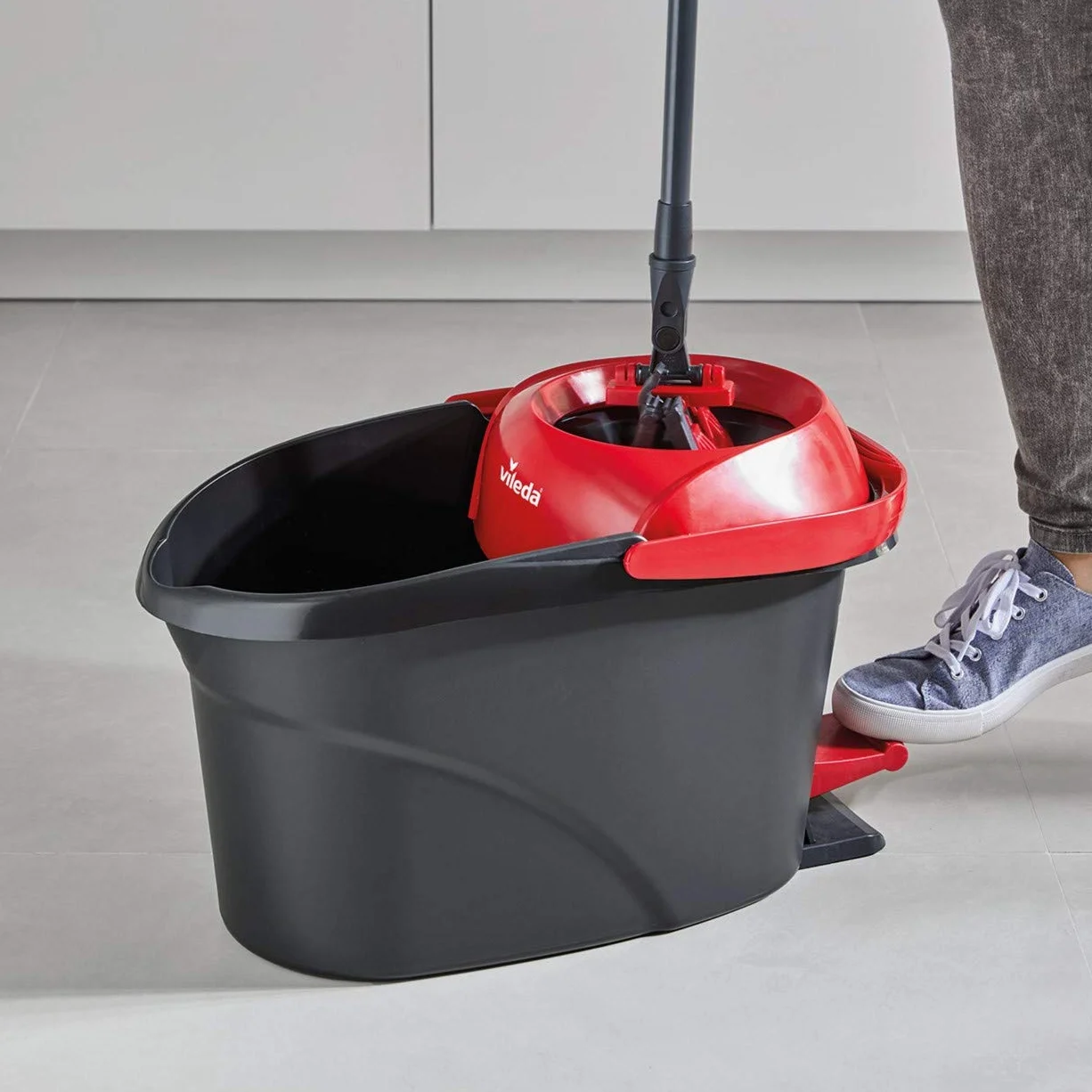 Vileda, Sistema lavapavimenti Ultramax Turbo, Adatto a tutti i pavimenti, Forza pulente della microfibre, Lavabile in lavatrice fino a 60 °C, Sistema lavapavimenti sostenibile, Vileda Love It Clean