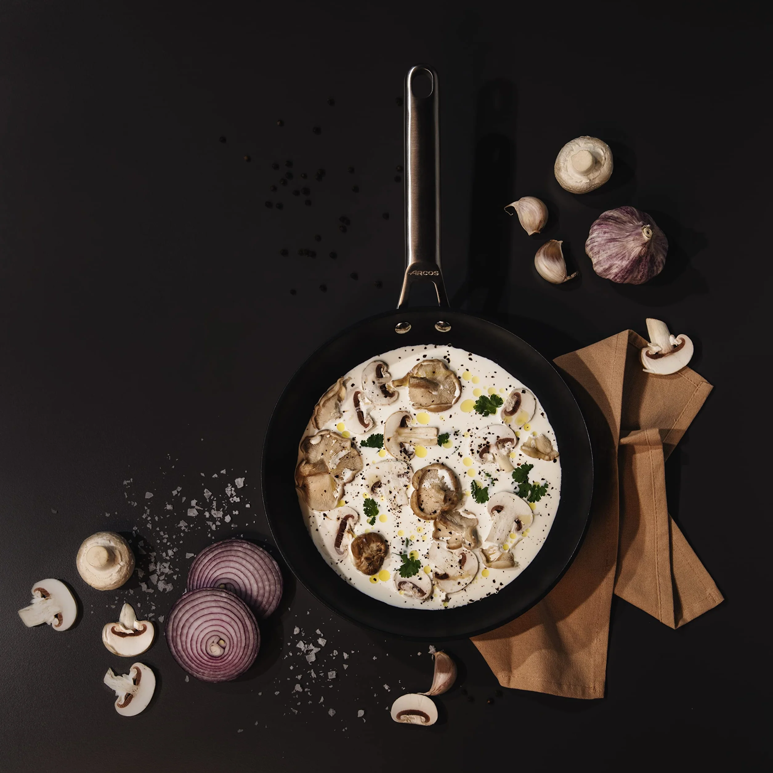 Arcos Serie Samoa | Set di padelle 20 e 24 cm | Alluminio Forgiato | FULL INDUCTION | Adatto qualsiasi cucina | Anse Acciaio inossidabile effetto freddo | Lavabile in lavastoviglie | Colore Nero