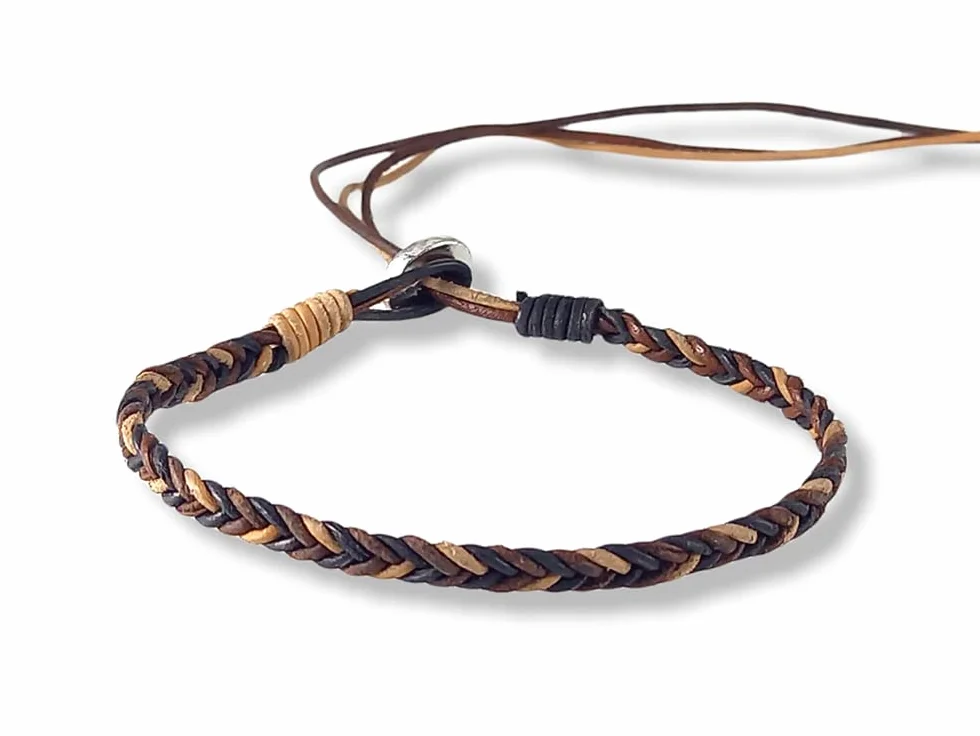 Bracciale uomo in cuoio grezzo intrecciato a mano regolabile