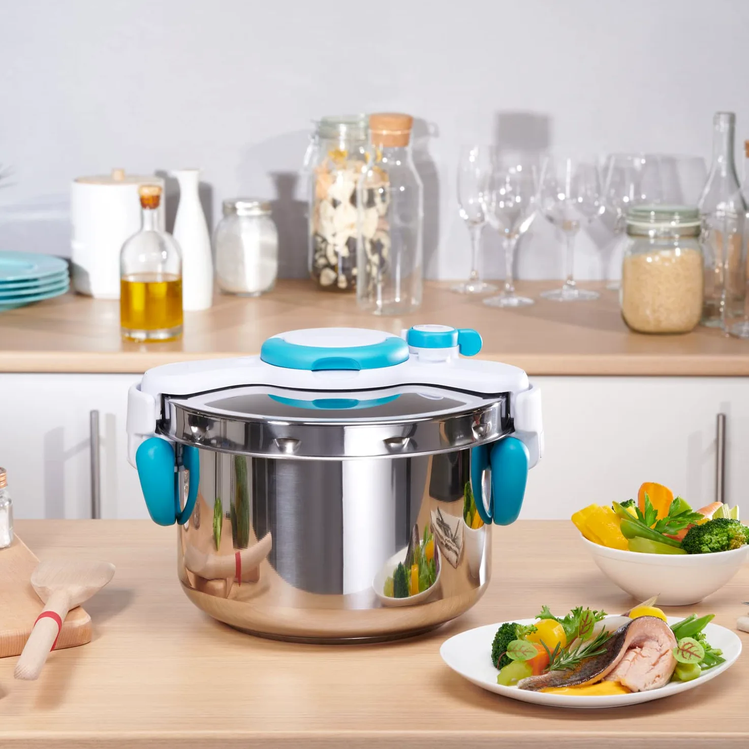 Seb 6 litri Pressure Cooker, Induzione, Stainless Steel Pressure Cooker, Foldable Handles, 100 Recipe Booklet, Made in France, ClipsoMinut'easy+ Blue P4900716