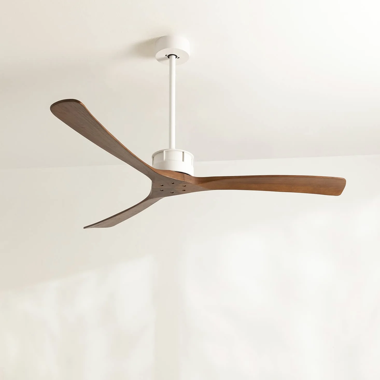 CREATE / WIND LARGE DC/Ventilatore da soffitto Bianco e pale Legno scuro con WIFI / 6 velocità, silenzioso, programmabile, due altezze