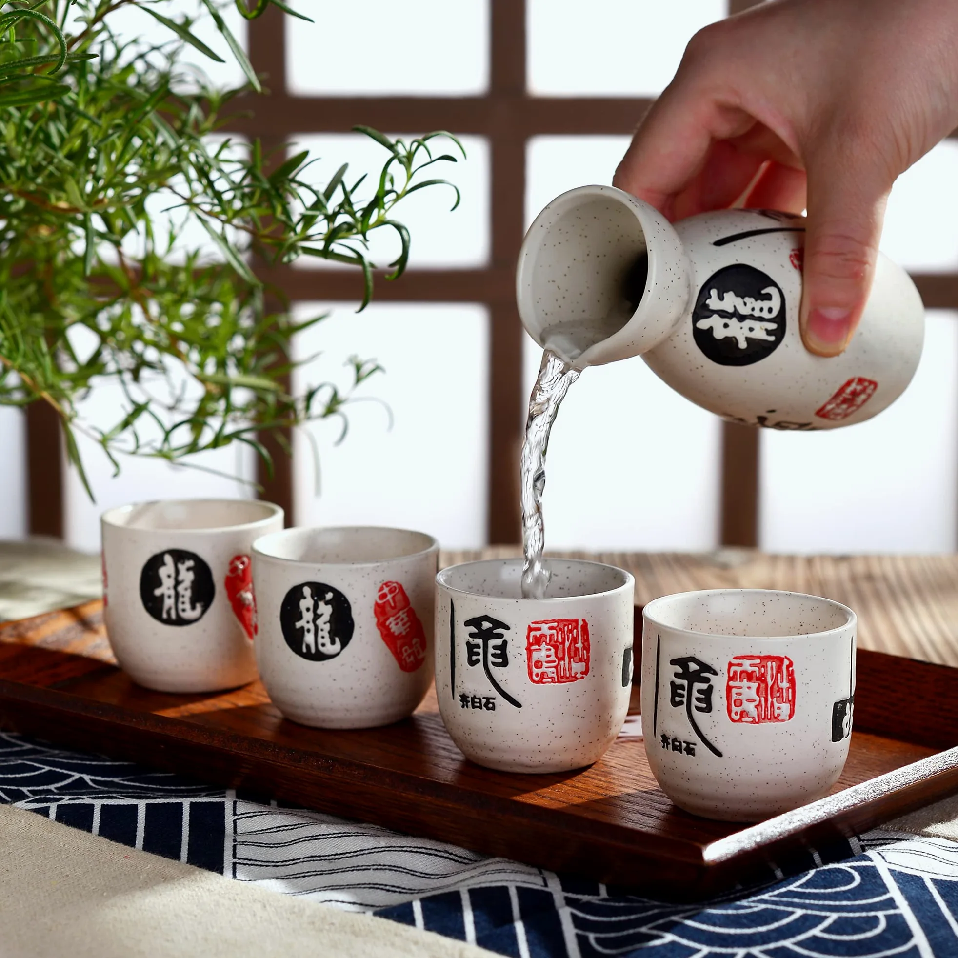 Set e Bicchieri da Sakè, Set Tradizionale Giapponese con Bicchierini da Sakè in Porcellana Ceramica Artigianale Set 5 Pezzi, 1 Sake Pot, 4 Tazze di Sake, Bianca
