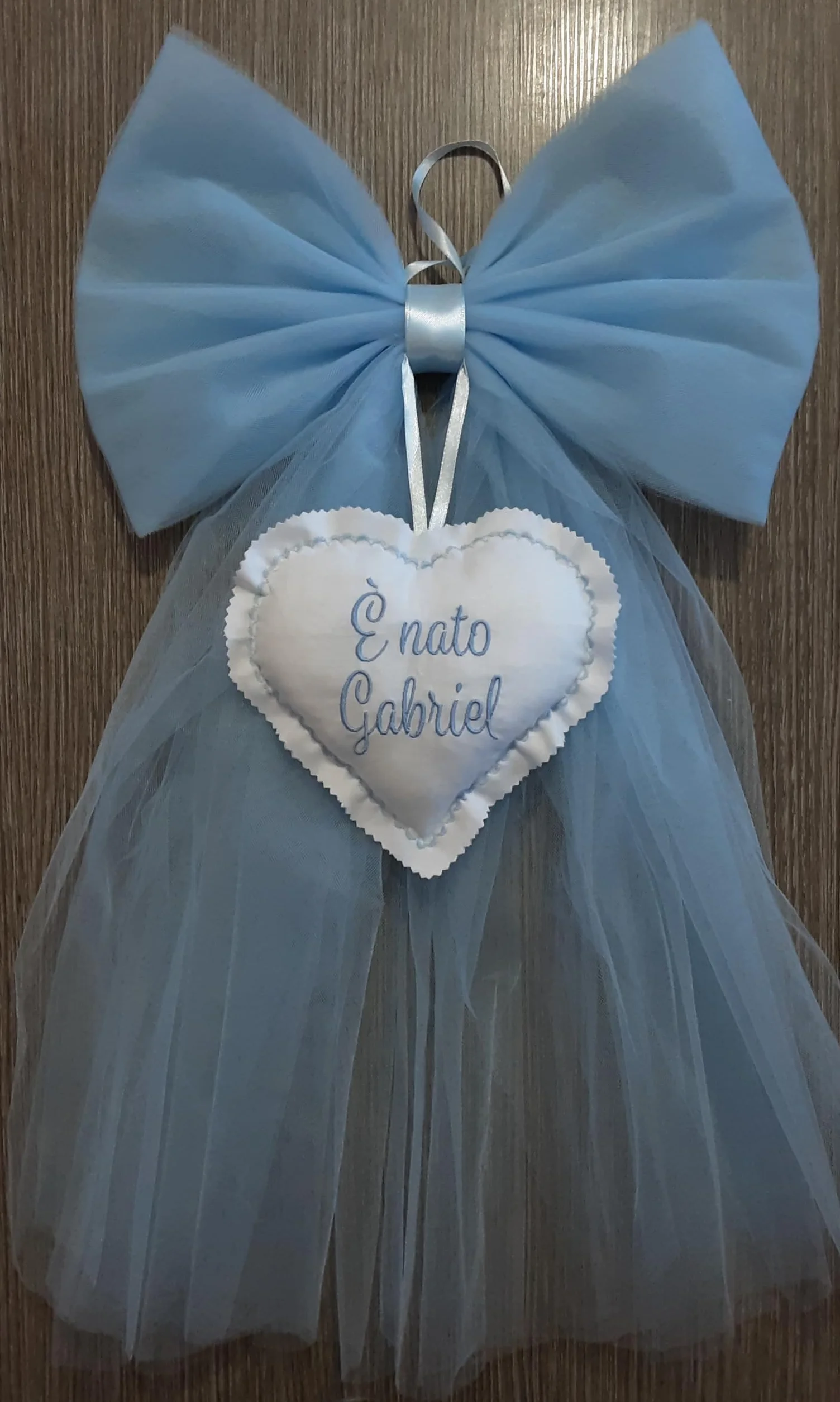 Fiocco nascita bimbo in tulle azzurro con ricamo nome personalizzato elegante coccarda fuori porta cuore