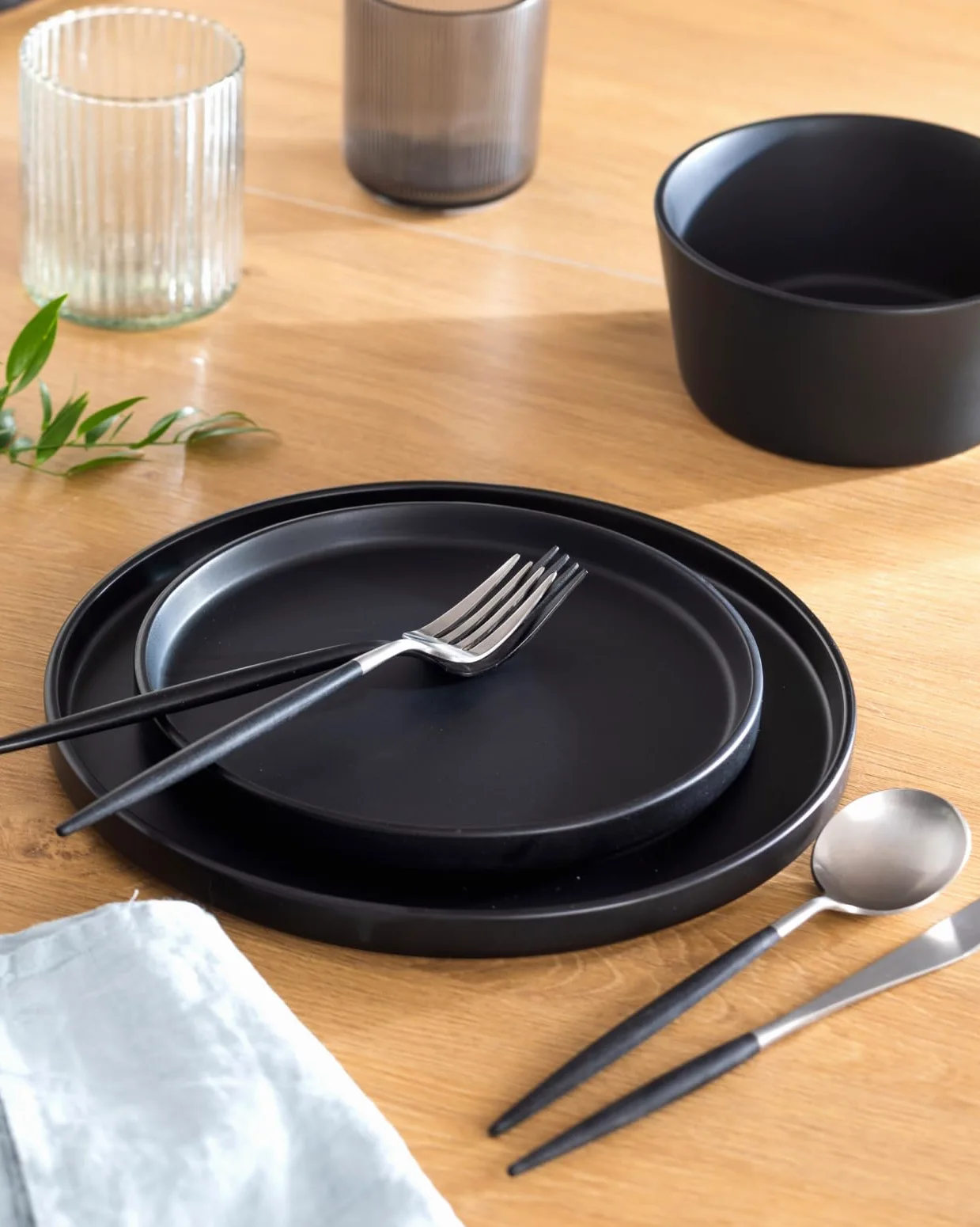 Piatti di Terraglia Neri - Set Piatti Moderni per 6 Persone - Servizio Piatti 24 Pezzi Manhattan - Piatti Terraglia Nero Opaco - Lavabile in Lavastoviglie e Adatto al Microonde - Pure Living