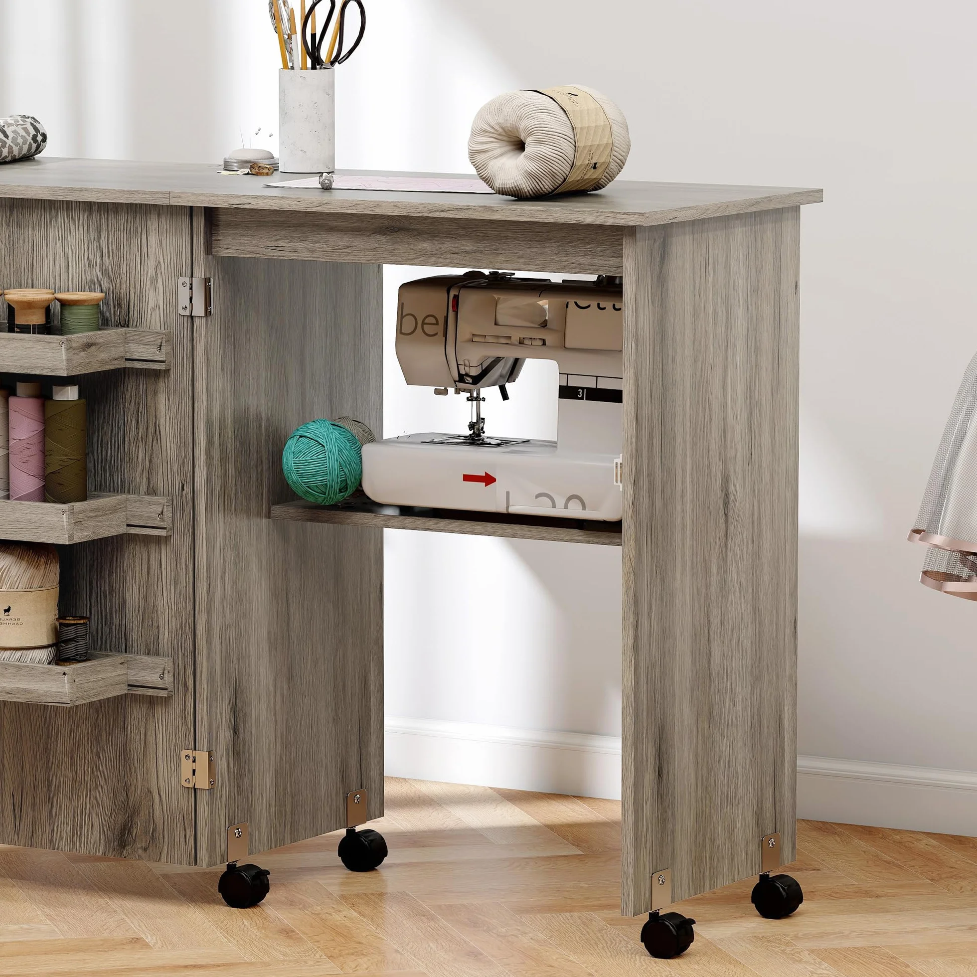 HOMCOM Tavolo da cucito pieghevole, mobile da cucito con cassetti portaoggetti, ripiano aperto e ruote, mobile per macchina da cucire, per soggiorno, ufficio, 117 x 40 x 77,5 cm, effetto legno grigio