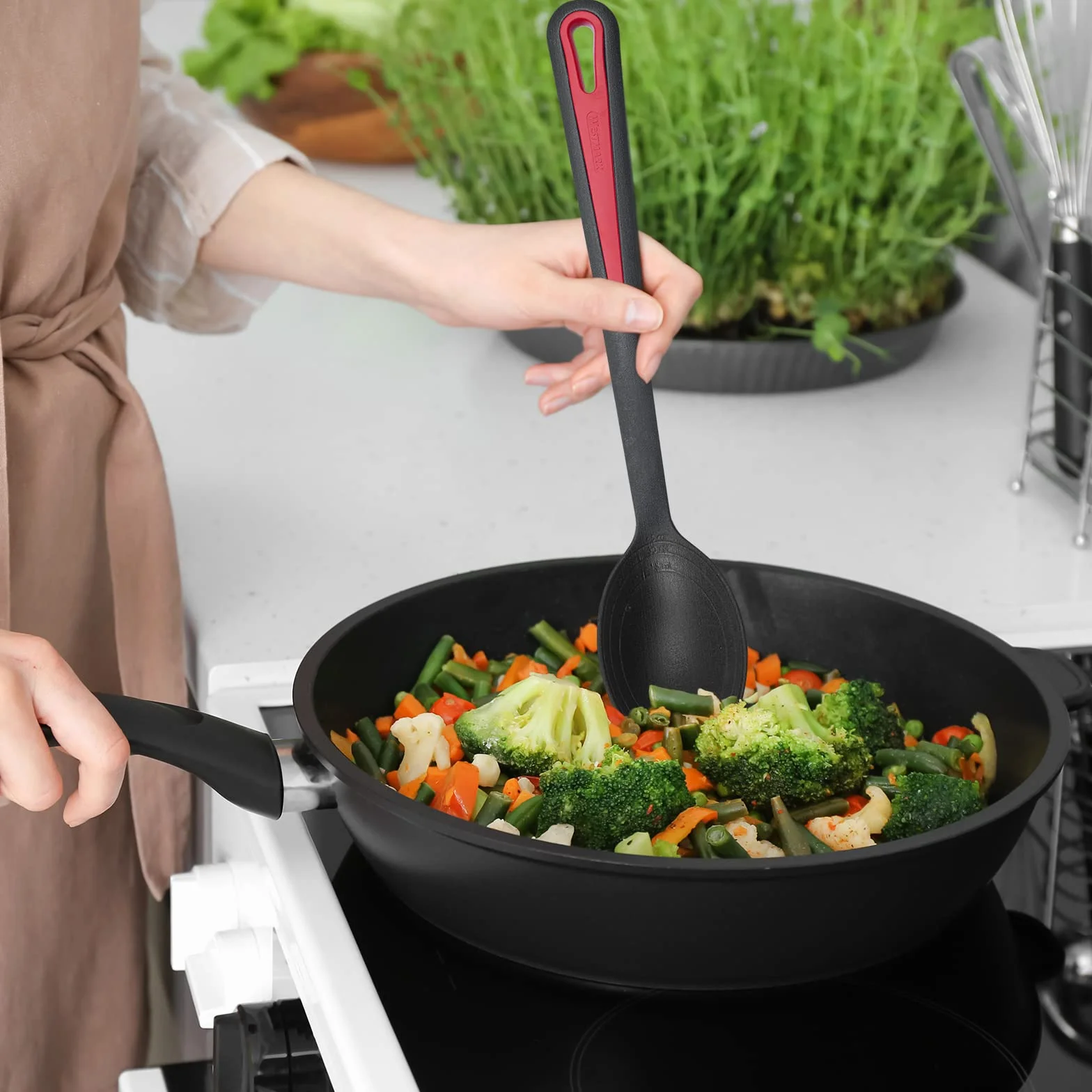 Westmark Gentle Plus 29612275 - Cucchiaio per verdure, resistente al calore fino a 270 °C / 518 °F, con testa extra profonda, scala interna: 15, 30 e 45 ml, in plastica, colore: Nero