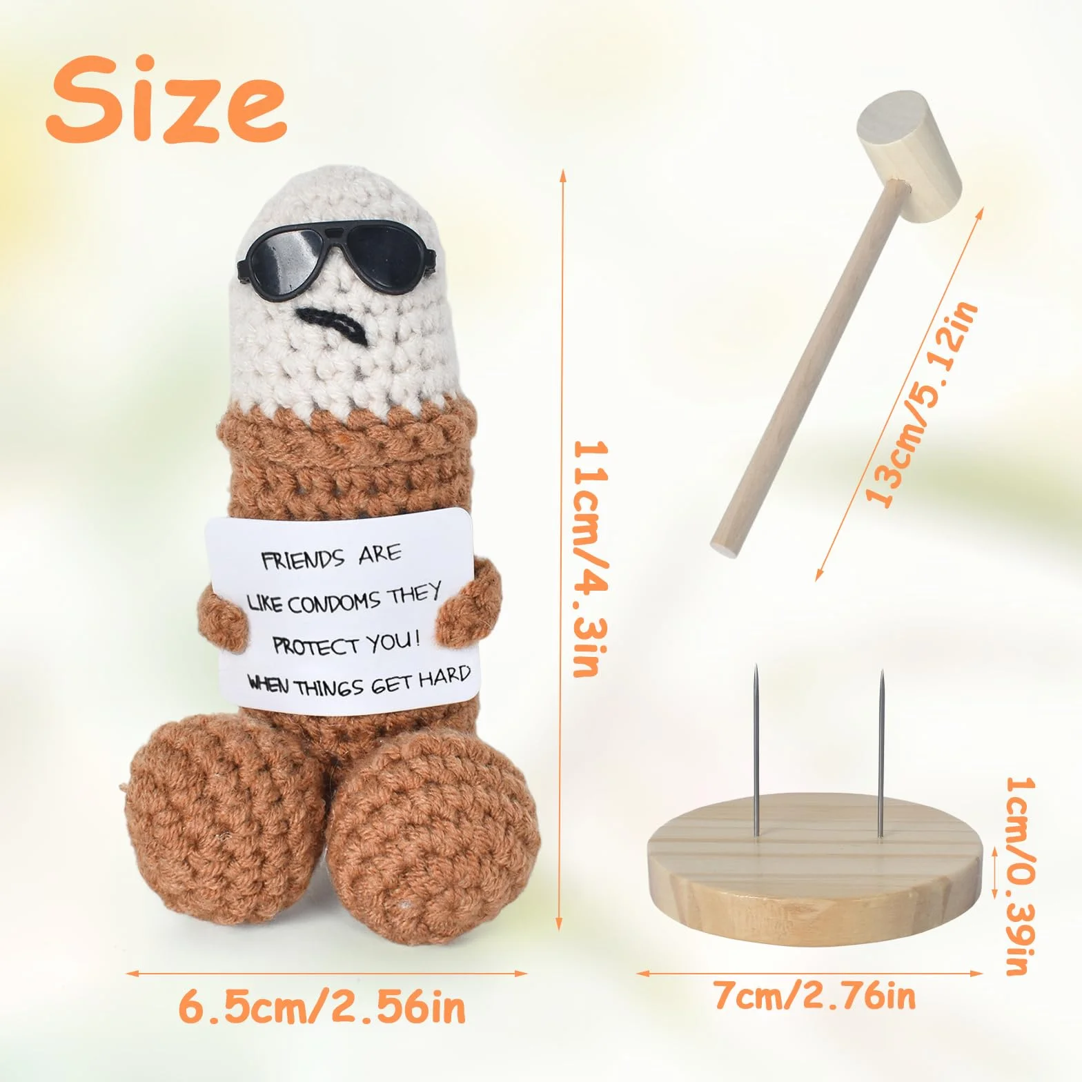 Naapesi Bambola Patata Amigurumi Divertente all’Uncinetto con Base in Legno e Mini Martello – Pupazzo Fatto a Mano con Frase Positiva – Decorazione da Scrivania o Regalo Motivazionale