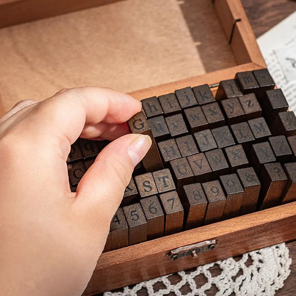 70 Pezzi Timbri Alfabeto Gomma di Legno Lettere Francobolli Ambientale Simboli Timbri con Scatola Legno Vintage per Creare Cartoline