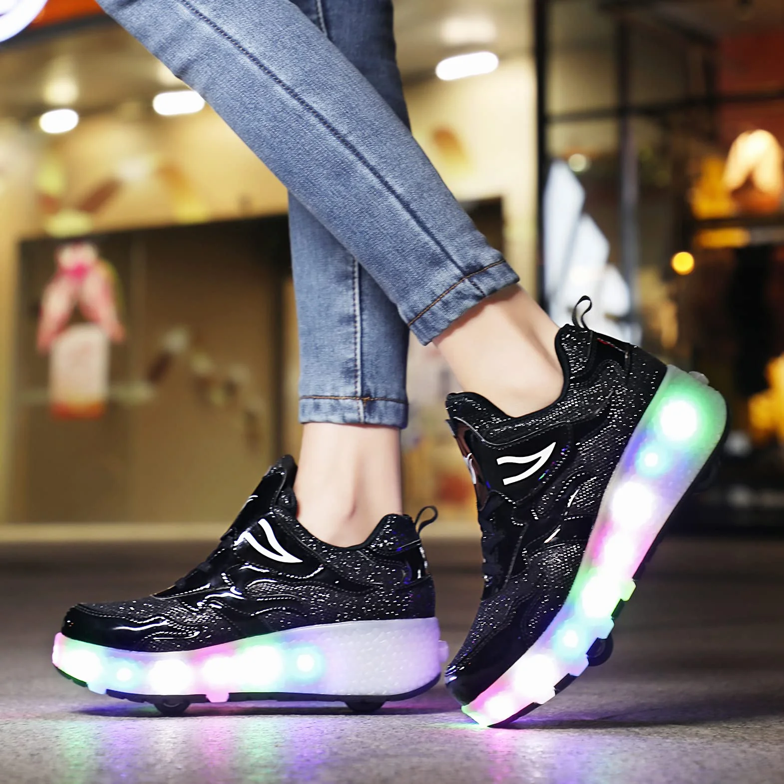 LED Scarpe con Rotelle Automatiche Skate Sportive Ginnastica Lampeggiante Outdoor Multisport Running Sneaker