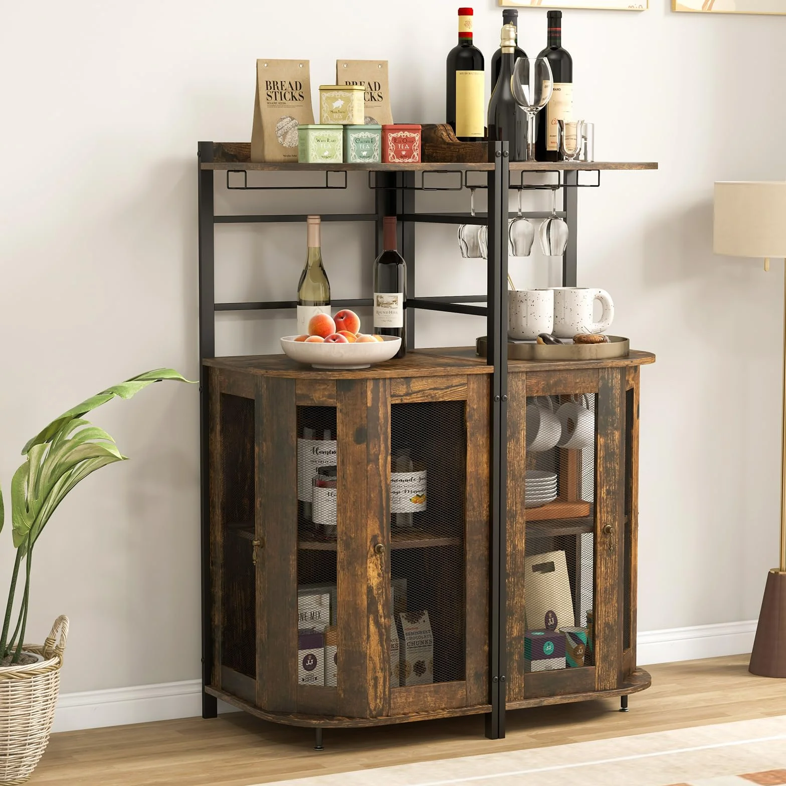 GYMAX Armadietto per Vini ad Angolo in Stile Industriale con Ripiano Regolabile e Porta a Rete, Armadietto con Porta Bicchiere da Vino, Armadietto su Gambe per Bar, Cucina, Soggiorno (Marrone)