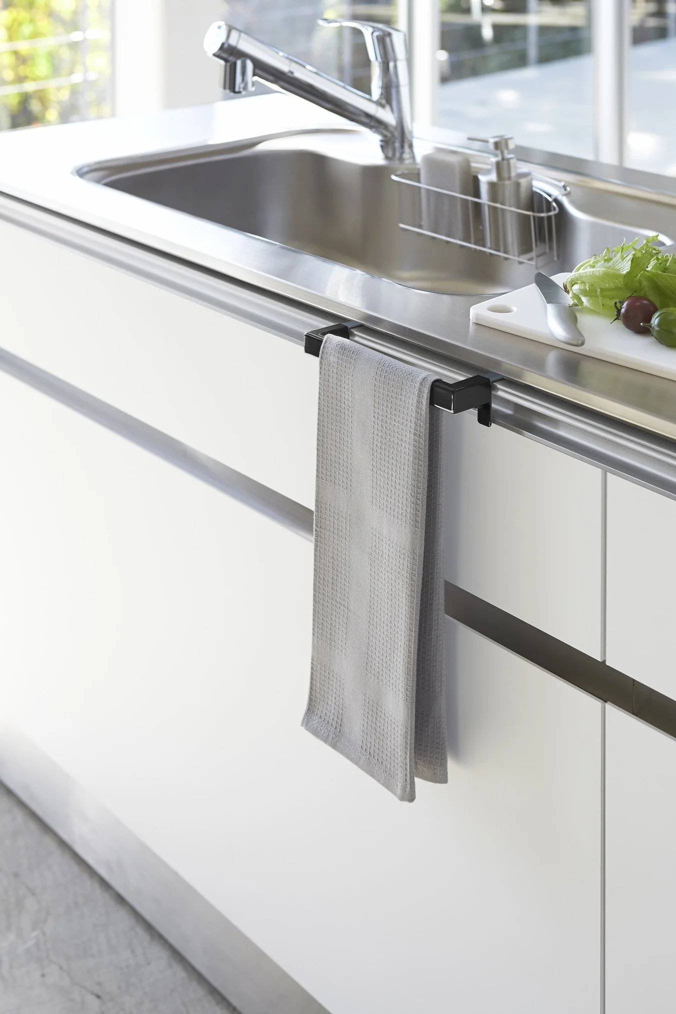 Yamazaki TOWER Towel Hanger Black Steel 19 x 67 x 4 cm