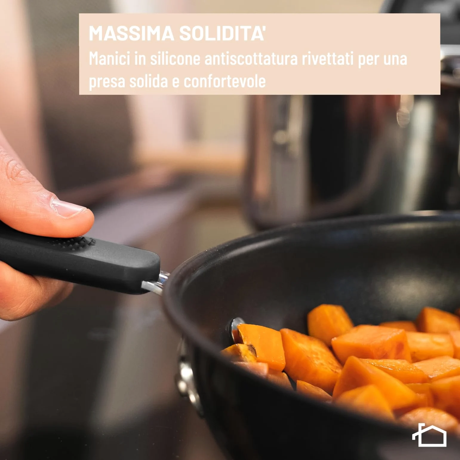 Lagostina Optispace, Set 8 Pentole, Padelle e Coperchi, Impilabili e Salvaspazio, Pentole in Acciaio Inox 18/10, Padelle Antiaderenti, Con Manici in Silicone