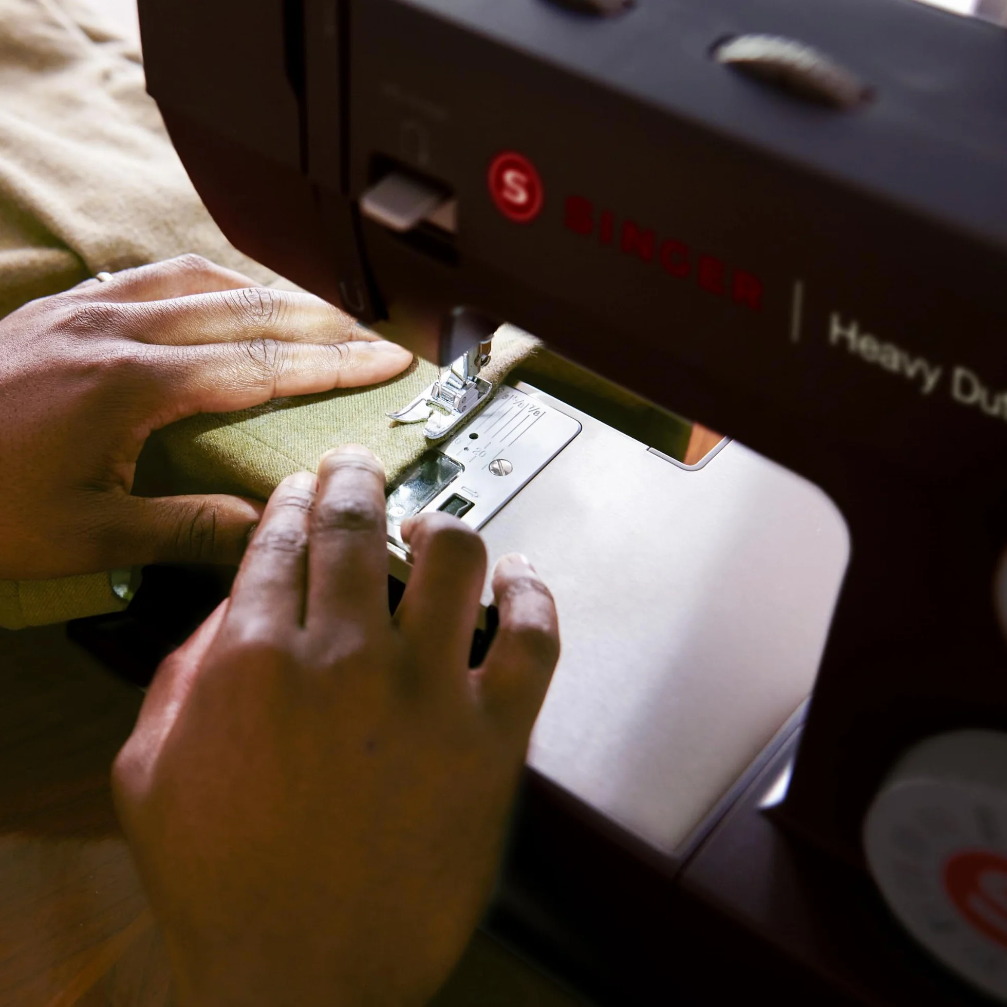 Singer Heavy Duty 4432 Macchina da Cucire Meccanica Con 32 Punti, Infilatura Automatica, Motore Potente, Piastra Di Rinforzo In Acciaio, Macchina Da Cucire Professionale
