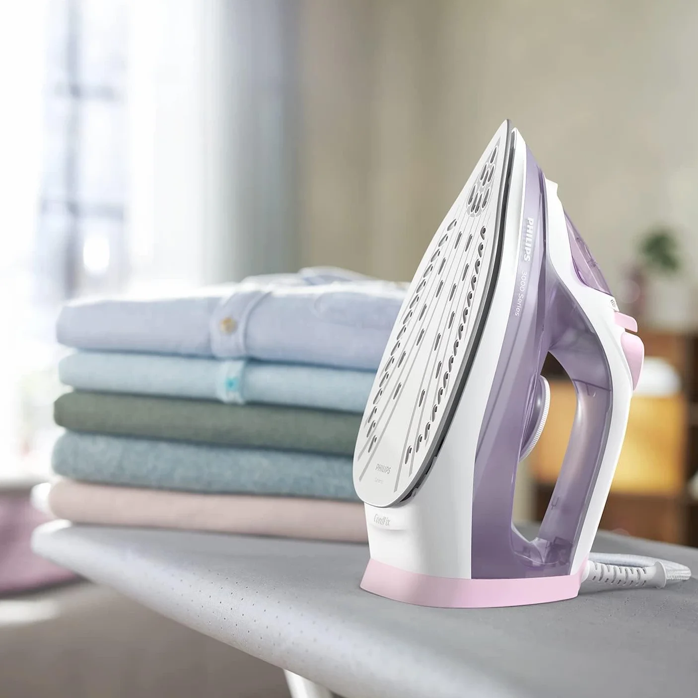 Philips Ferro da stiro a vapore 3000 Series – 2.000 W, potenza costante di 30 g/min, colpo di vapore da 140 g, piastra in ceramica, vapore verticale, viola/bianco (DST3010/30)
