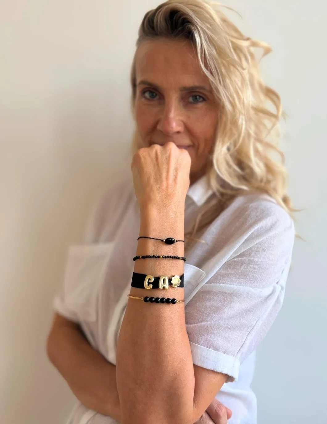 Bracciale elastico da donna color oro con perle di onice e ciondolo fatto a mano in Germania