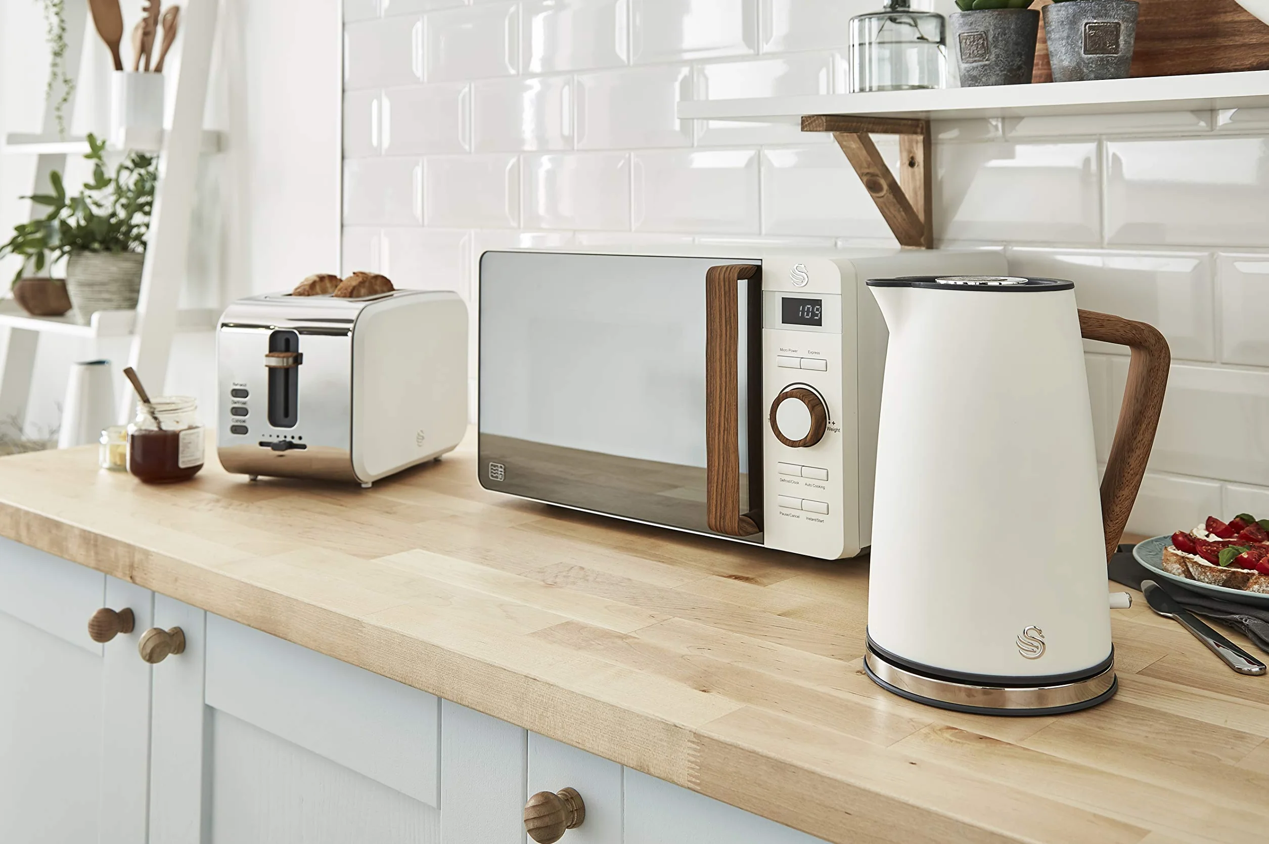 Swan Nordic Set Colazione Bollitore 1,7L 2200W, Tostapane Pan Slot Larga 2 fette, Microonde 20L Digitale, Design Moderno Effetto Legno, Bianco