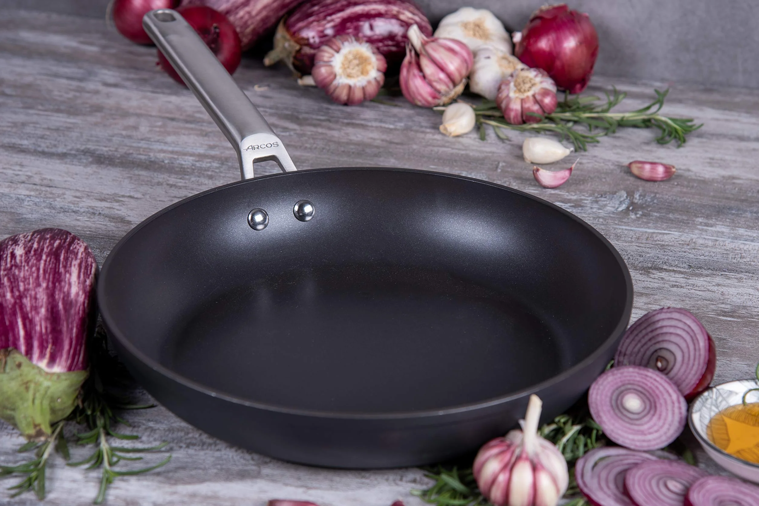Arcos Serie Samoa | Set di padelle 20 e 24 cm | Alluminio Forgiato | FULL INDUCTION | Adatto qualsiasi cucina | Anse Acciaio inossidabile effetto freddo | Lavabile in lavastoviglie | Colore Nero