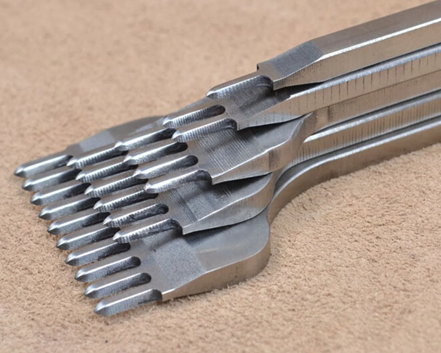 Leathercraft Tools - 4pcs Punzoni 3-6mm 1 + 2 + 4 + 6 Denti Cuciture Scalpello Tool , Strumento Pelle Punzoni Coltello per Pelletteria Foro Punzonatrice per Fai Da Te, Fare Punti di Cucitura Perforatore, Stitching Hole Punch