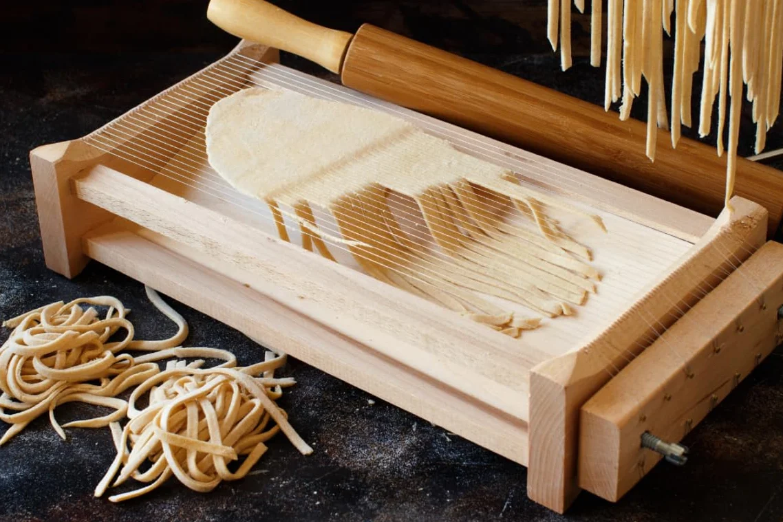 Chitarra Abruzzese per Pasta Fresca - Tagliapasta inox doppio lato con Spatola e Mattarello