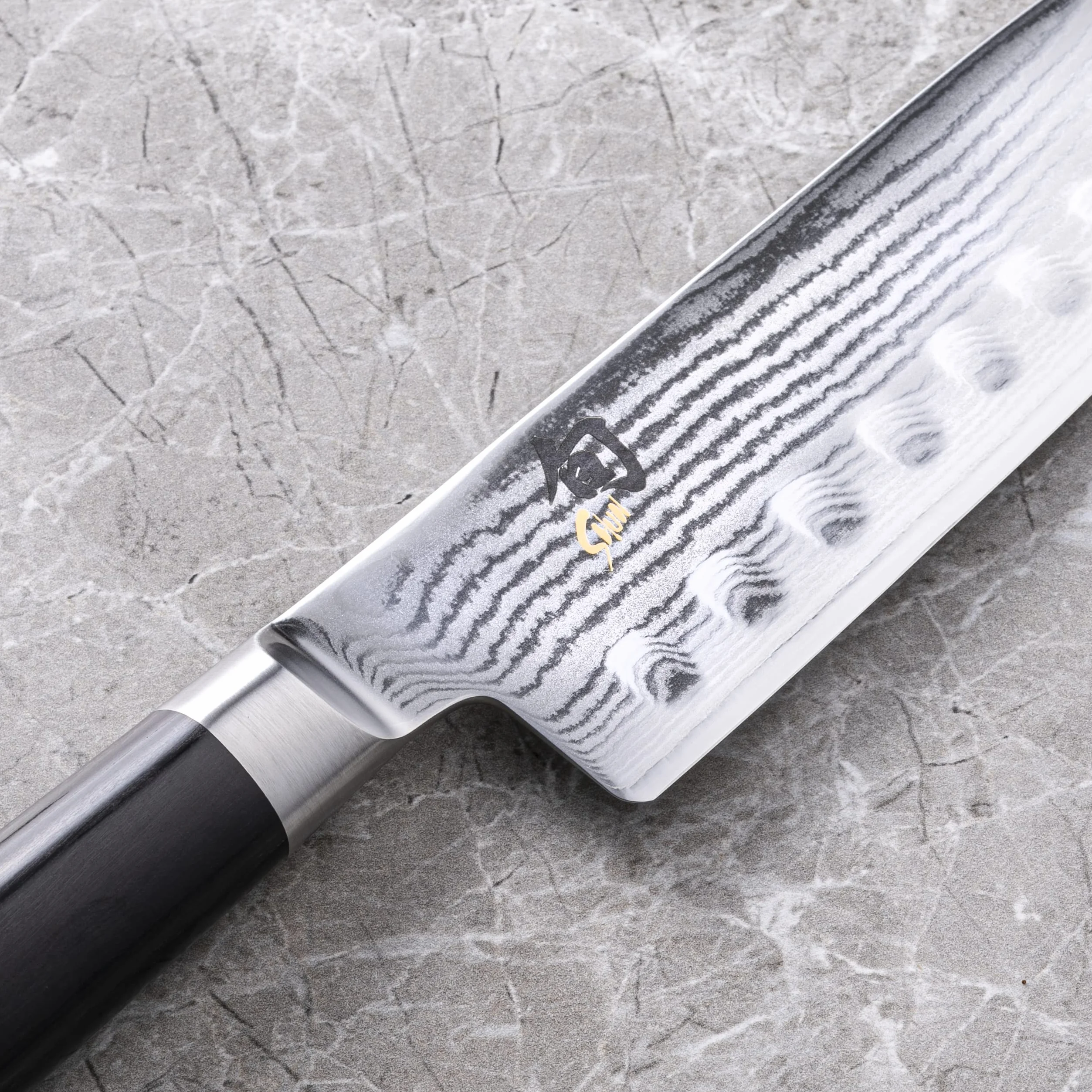 KAI Shun Classic Santoku 18 cm lunghezza lama con alveoli - Coltello damasco 32 strati nucleo VG MAX - 61 (±1) HRC - Manico in legno Pakka - Made in Japan - coltello da cucina giapponese forgiato