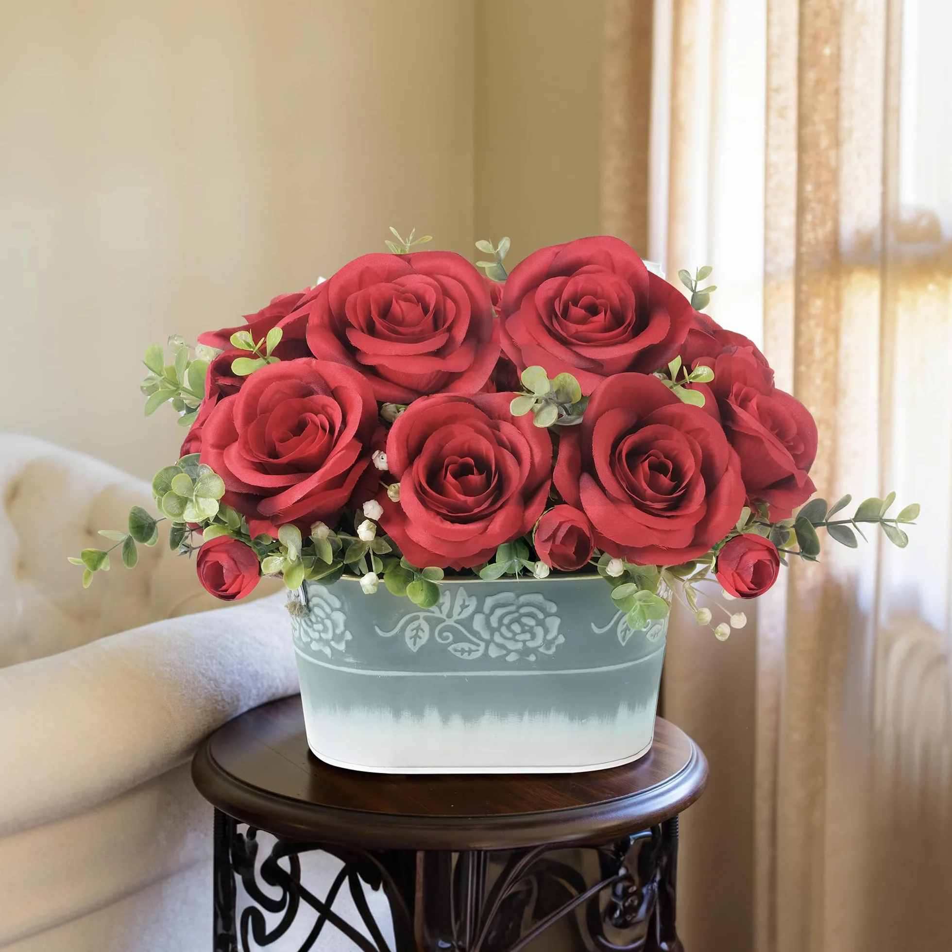 Composizione di fiori artificiali di rosa rossa per centrotavola, fiori di seta con eucalipto in vaso di metallo zincato rustico con manici in iuta, espositore floreale finto per casa e ufficio