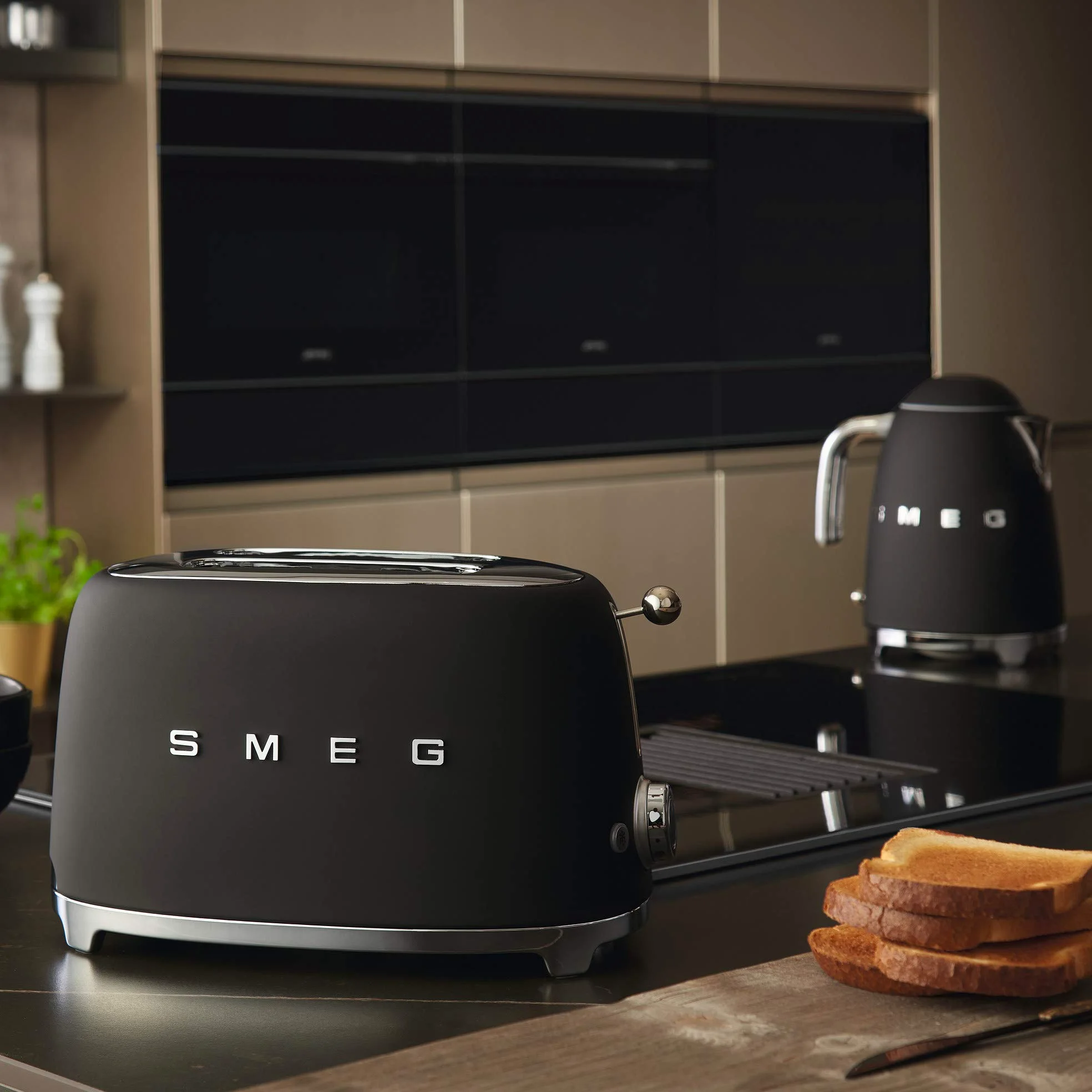 Smeg, Tostapane 2x2 TSF01BLMEU, 2 Scomparti da 36mm, 6 Livelli di Doratura, Funzione Riscaldamento, Scongelamento e Bagel, Espulsione Automatica del Pane, Cassetto Raccoglibriciole, 950W, Nero