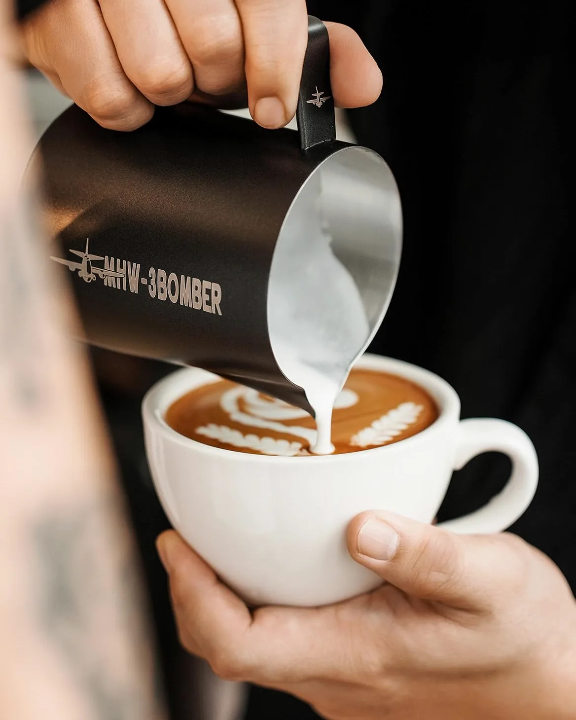 MHW-3BOMBER Brocca per latte 500ml, brocca per latte in acciaio inossidabile per macchina da caffè, accessori per caffè per barista domestico, tazza per cappuccino e arte del latte, brocca per schiuma