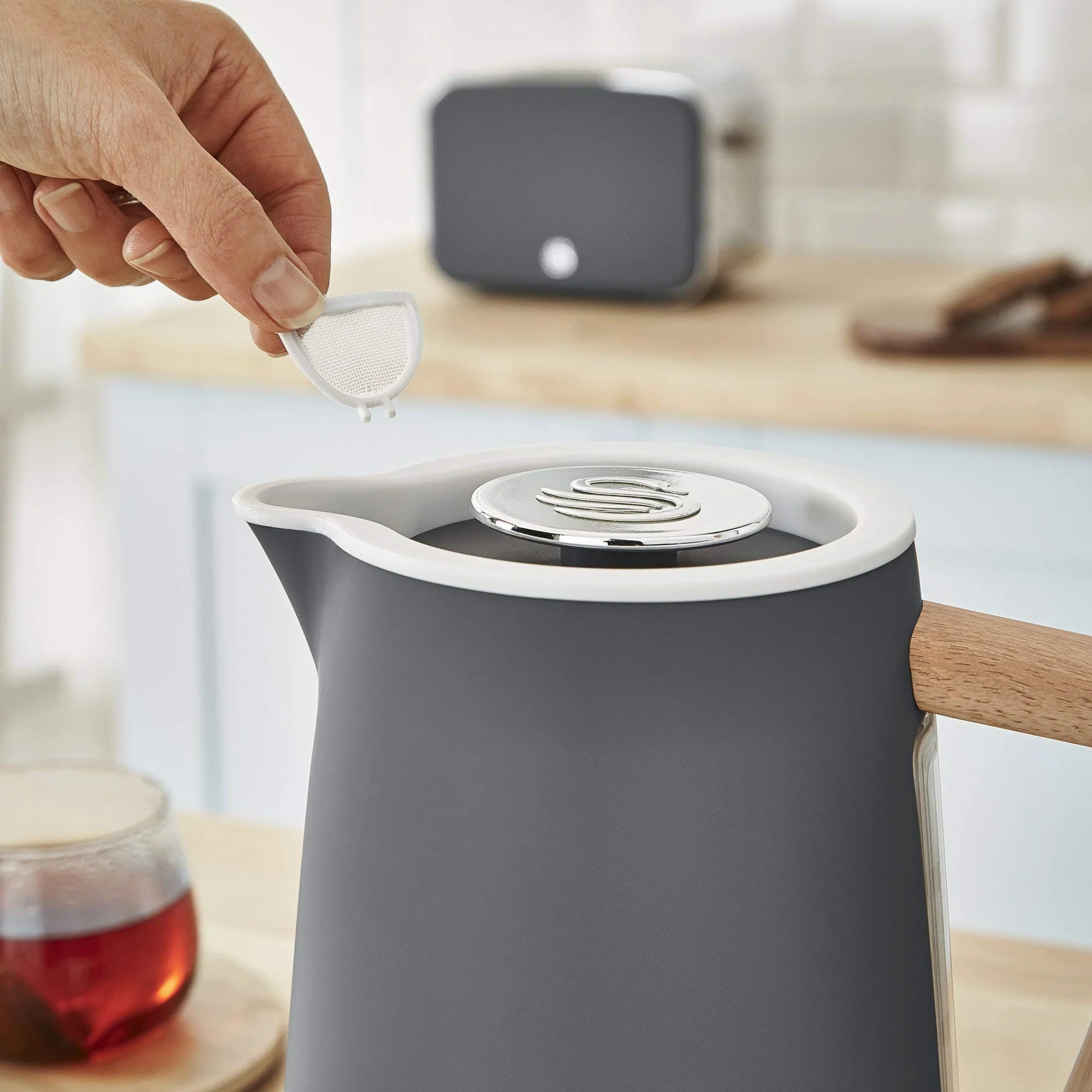Swan - Nordic, Set colazione, bollitore d’acqua 1,7 l, 2200 W, tostapane con fessura larga 4 fette, microonde 20 l digitale, design moderno, effetto legno, grigio lavagna