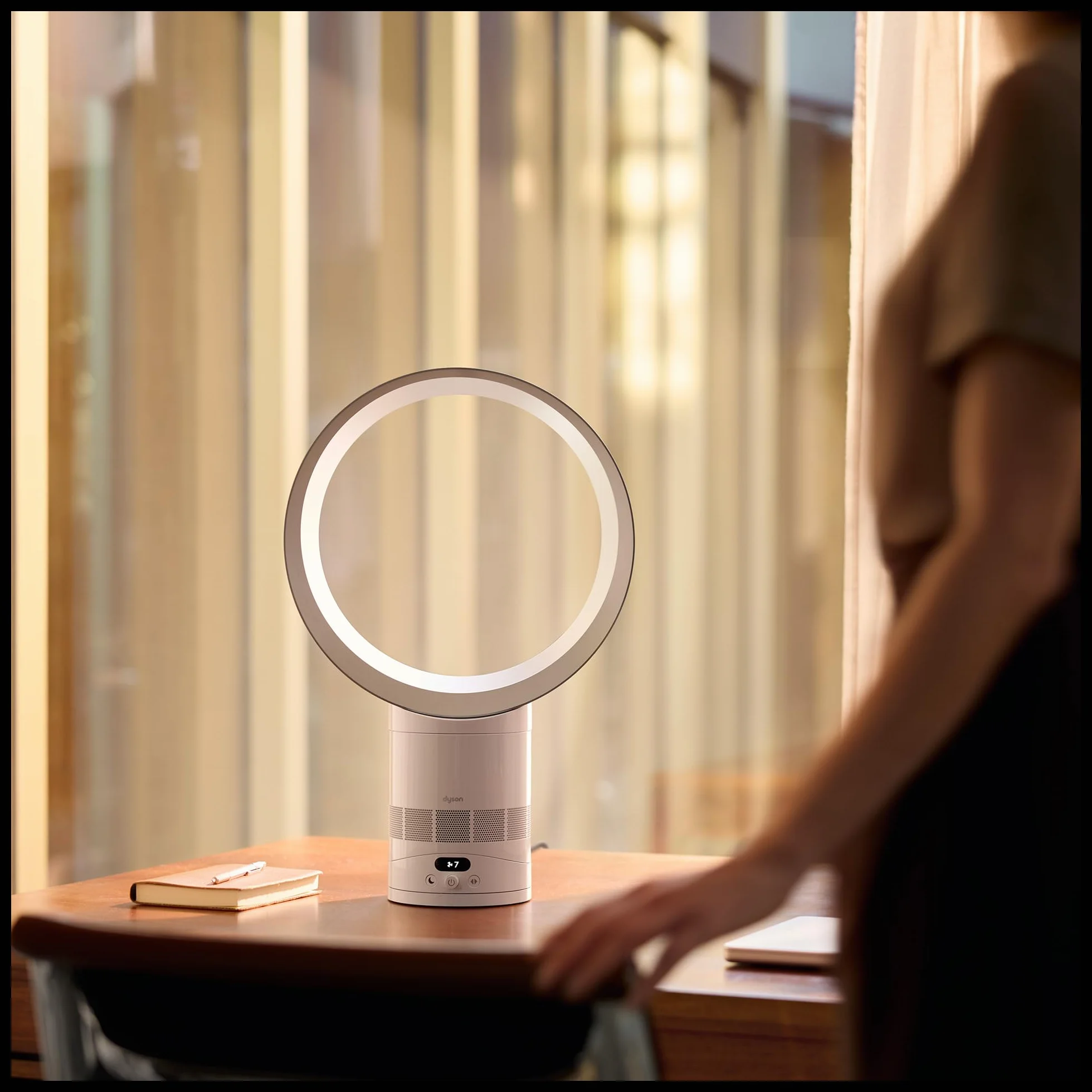 Dyson Cool™ CF1 Ventilatore da Tavolo Senza Pale, Bianco/Argento – Raffrescamento Potente e Silenzioso con Tecnologia Air Multiplier™, Controllo tramite App MyDyson™, Modalità Notte