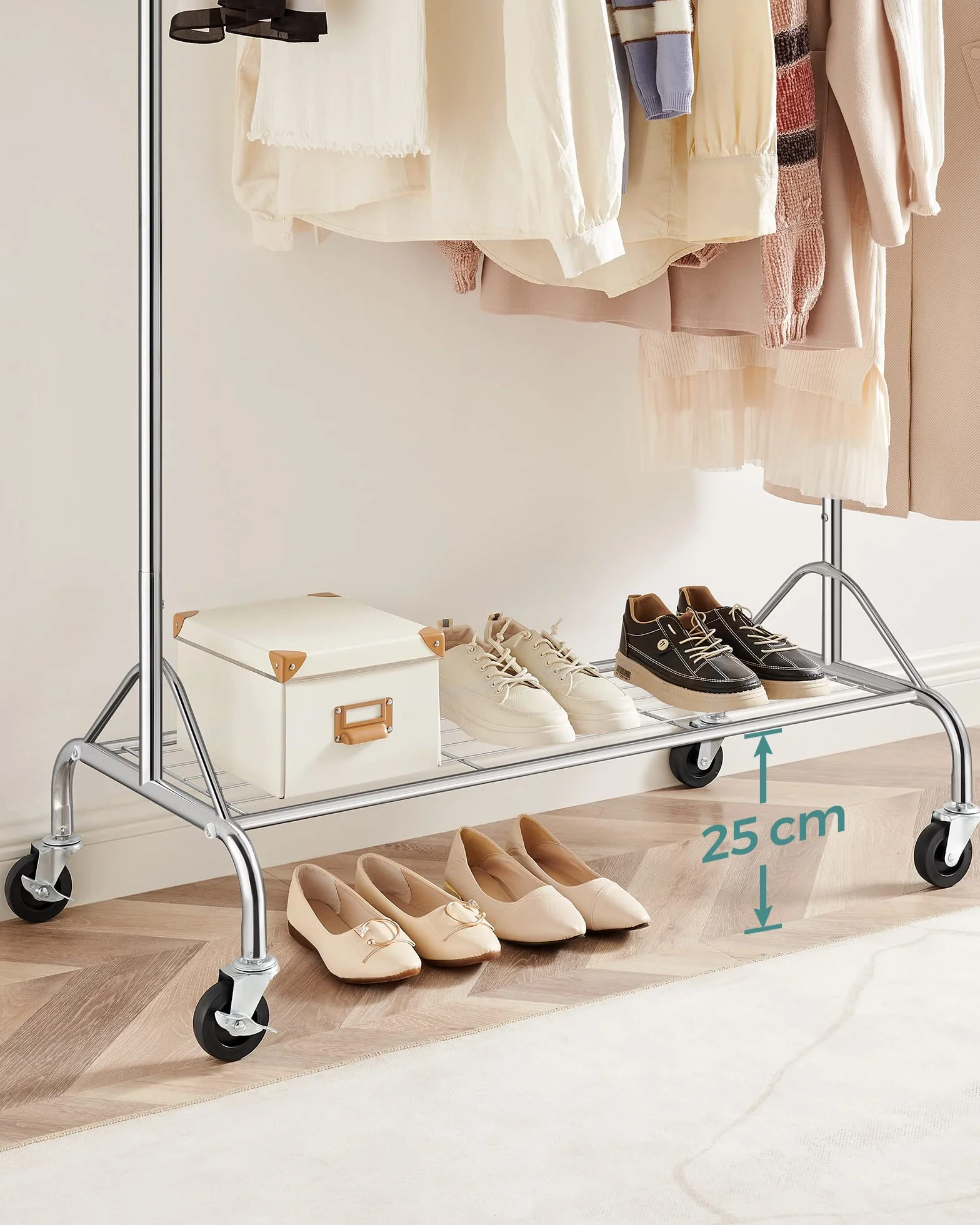 SONGMICS Appendiabiti in Metallo Cromato con Ruote, Portata 50 kg, 110,5-150,5 x 160 x 48,5 cm HSR02S