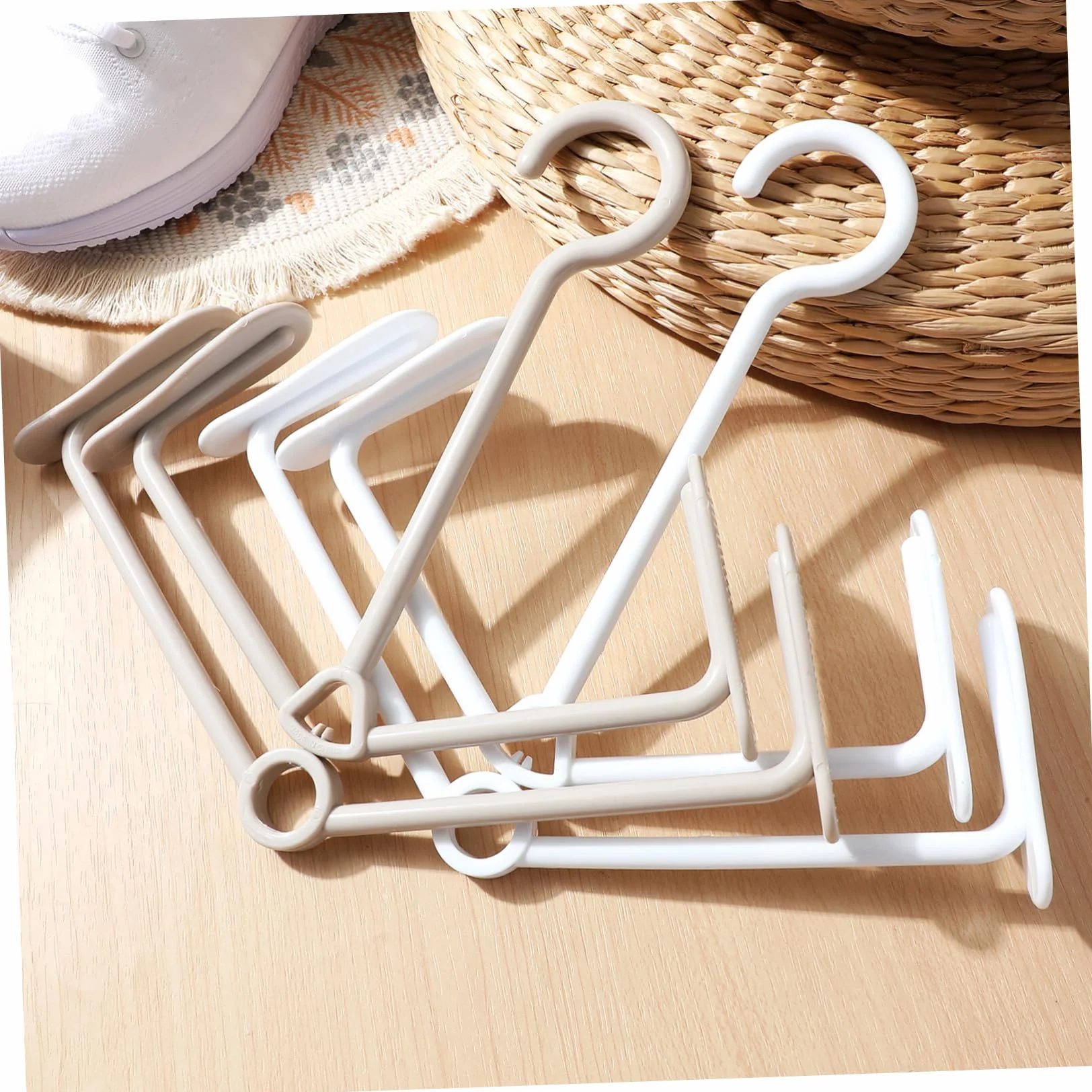 Appendino Per Scarpe e Stendibiancheria Per Asciugatrice in Plastica Bianco e Beige, Supporto Per Asciugare Scarpe e Stivali Salvaspazio, Ganci Per Armadio e Ingresso, Set Da 2 Pezzi