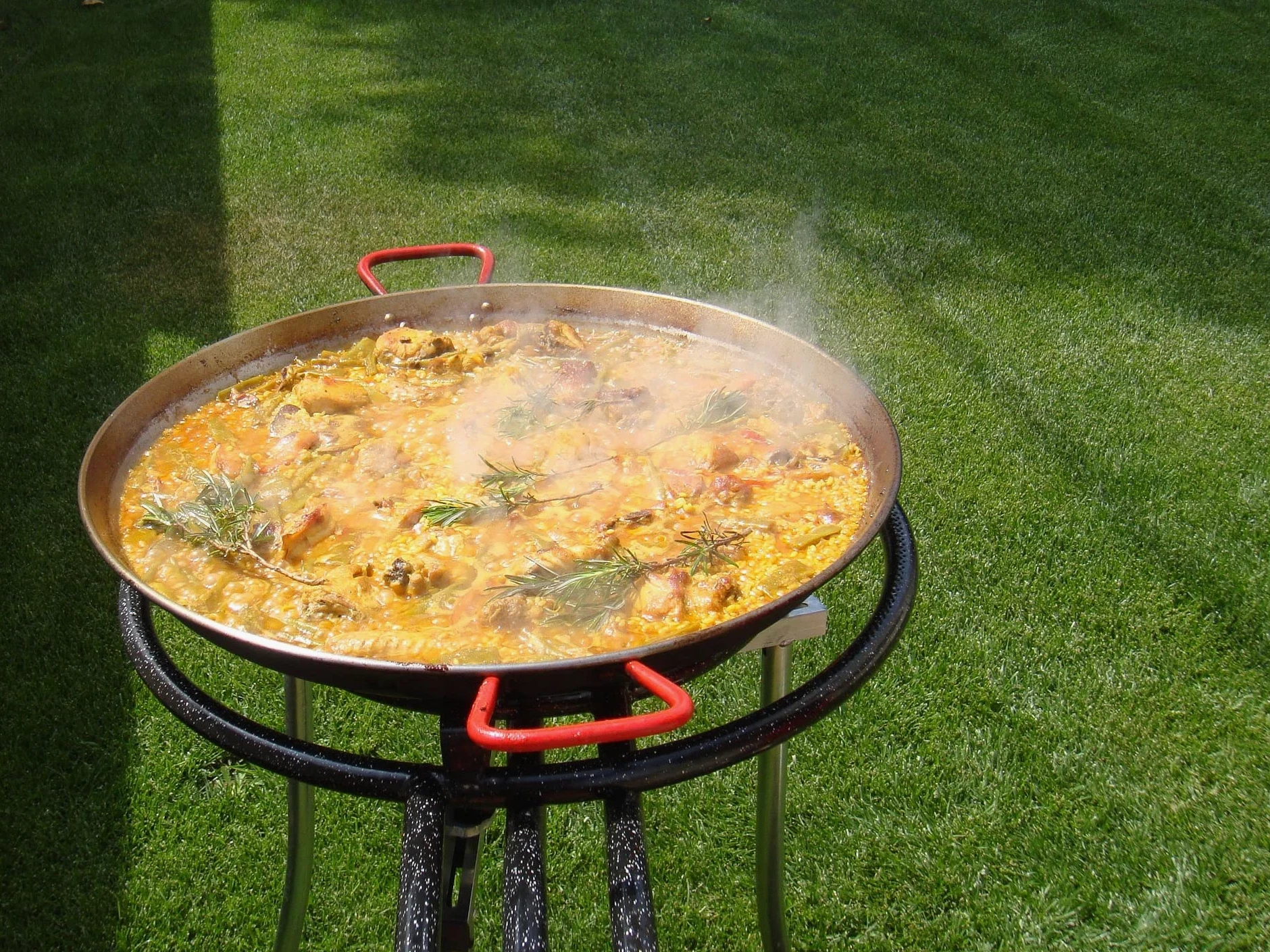 Alises - Set di cottura per paella (Eco-Set) con padella per paella in acciaio smaltato (46 cm) - Doppio bruciatore a gas (40 cm) e treppiede