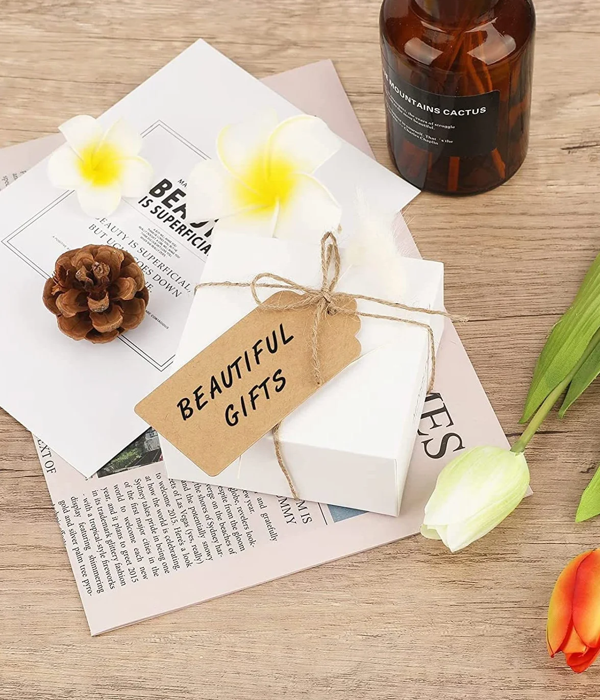 Tag Bomboniere 100 Pz 3 x 5 CM - Spago di Iuta Naturale Lungo 20 Metri, Marrone - Etichette Cartoncino Premium e Bifacciali - Ideale per Etichette Regalo, Cartellini Prezzo e Fai Da Te