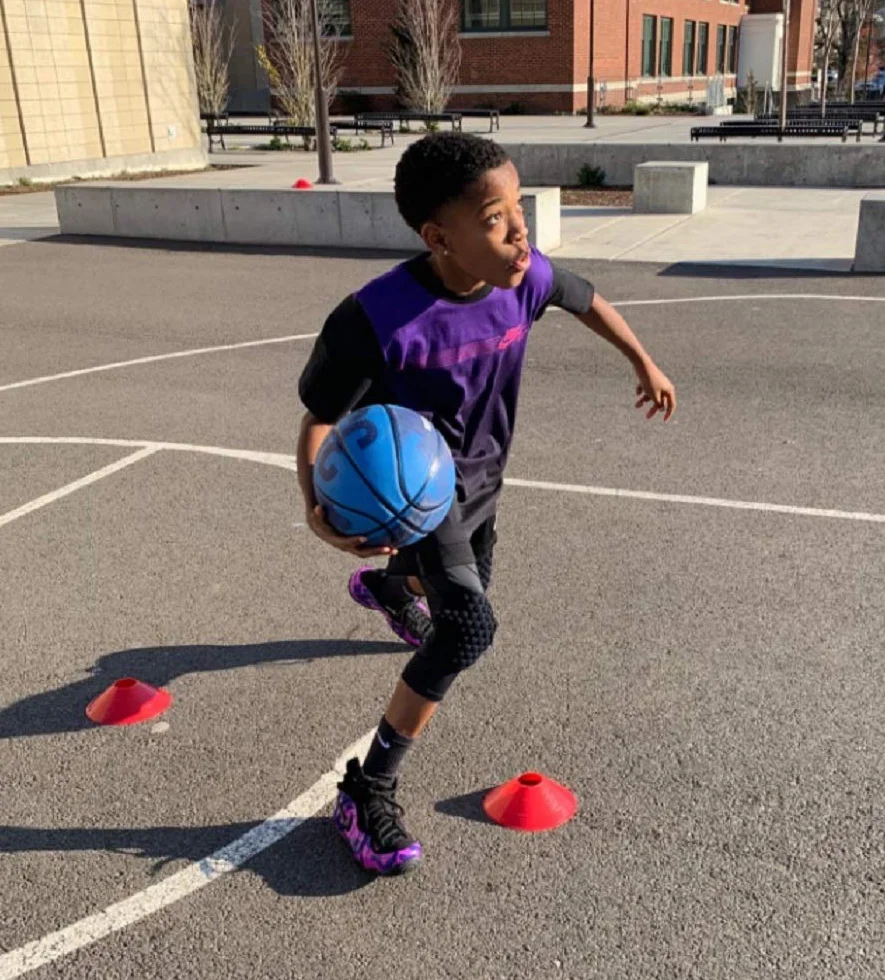 COOLOMG Pantaloni da basket con ginocchiera per bambini, a compressione a 3/4, leggings imbottiti