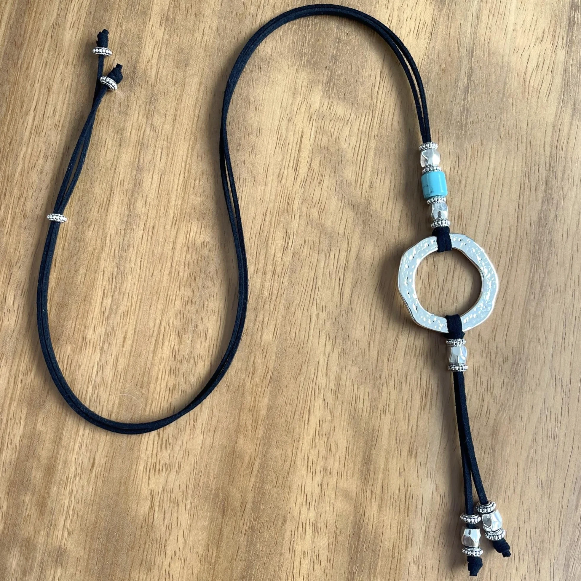 ASTER ALHELÍ Colgante Donna Cerchio e Turchese Argento - Collana Lunga Donna in Antelina Nera con Altezza Regolabile e Elementi in Zamak Argentato