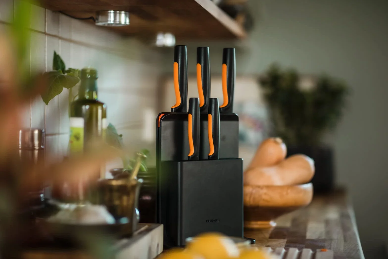 Fiskars Ceppo per Coltelli di Design con 5 Coltelli, Functional Form, Incl. Spelucchino, Coltello per Pomodoro, Coltello Santoku, Coltello da Cucina e per Pane, Plastica, Nero, 1057554