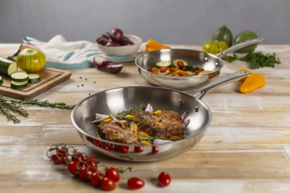 Kuhn Rikon Set di padelle da 24 cm e 28 cm, in acciaio inox non rivestito, con manici e finiture a specchio. Utilizzabile su qualsiasi piano cottura, compresi quelli a induzione e combustibile solido