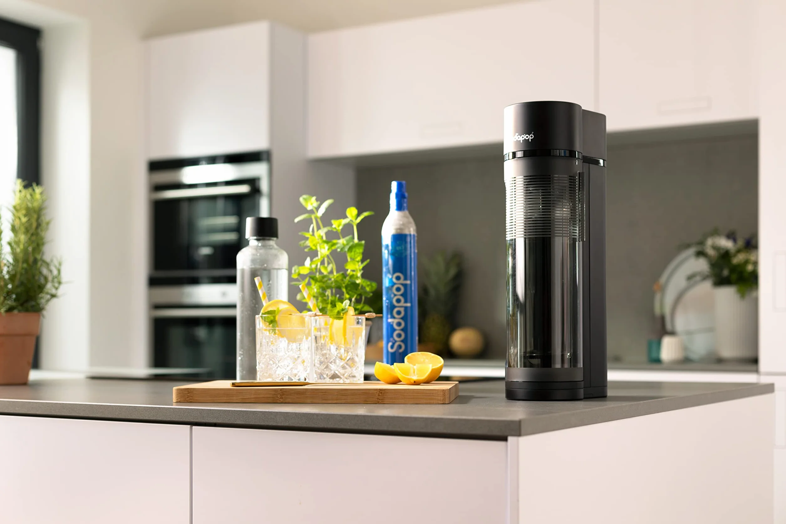 Sodapop Aeratore Logan Starter Set con cilindro CO₂, con 2 bottiglie di vetro (850 & 600 ml) e 1 bottiglia in PET (850 ml), colore nero opaco, altezza 42,6 cm