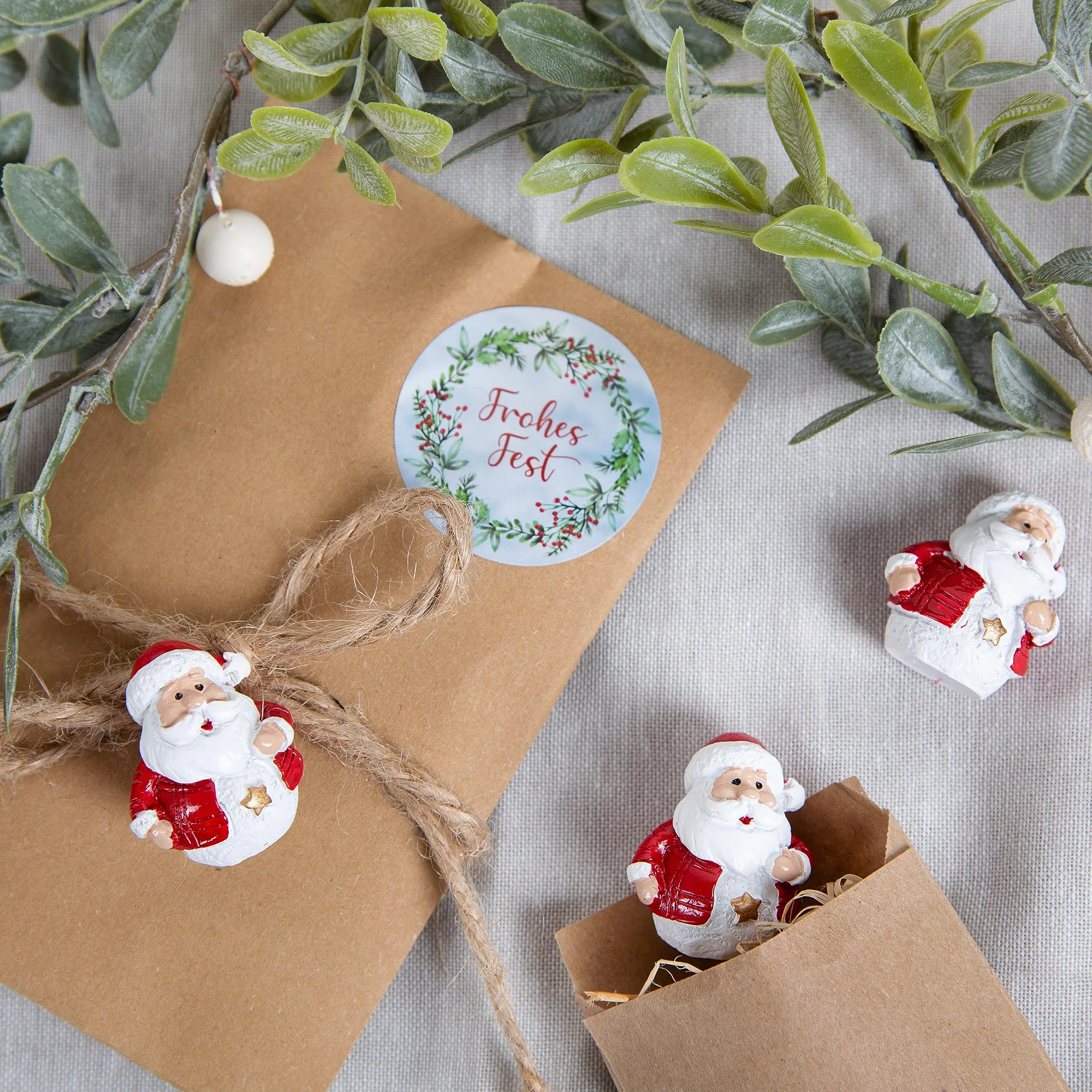 Logbuch-Verlag Mini personaggi di Babbo Natale 3 cm – 12 pezzi piccoli Babbo Natale rosso bianco con stella dorata – decorazione da tavolo e regalo di Natale