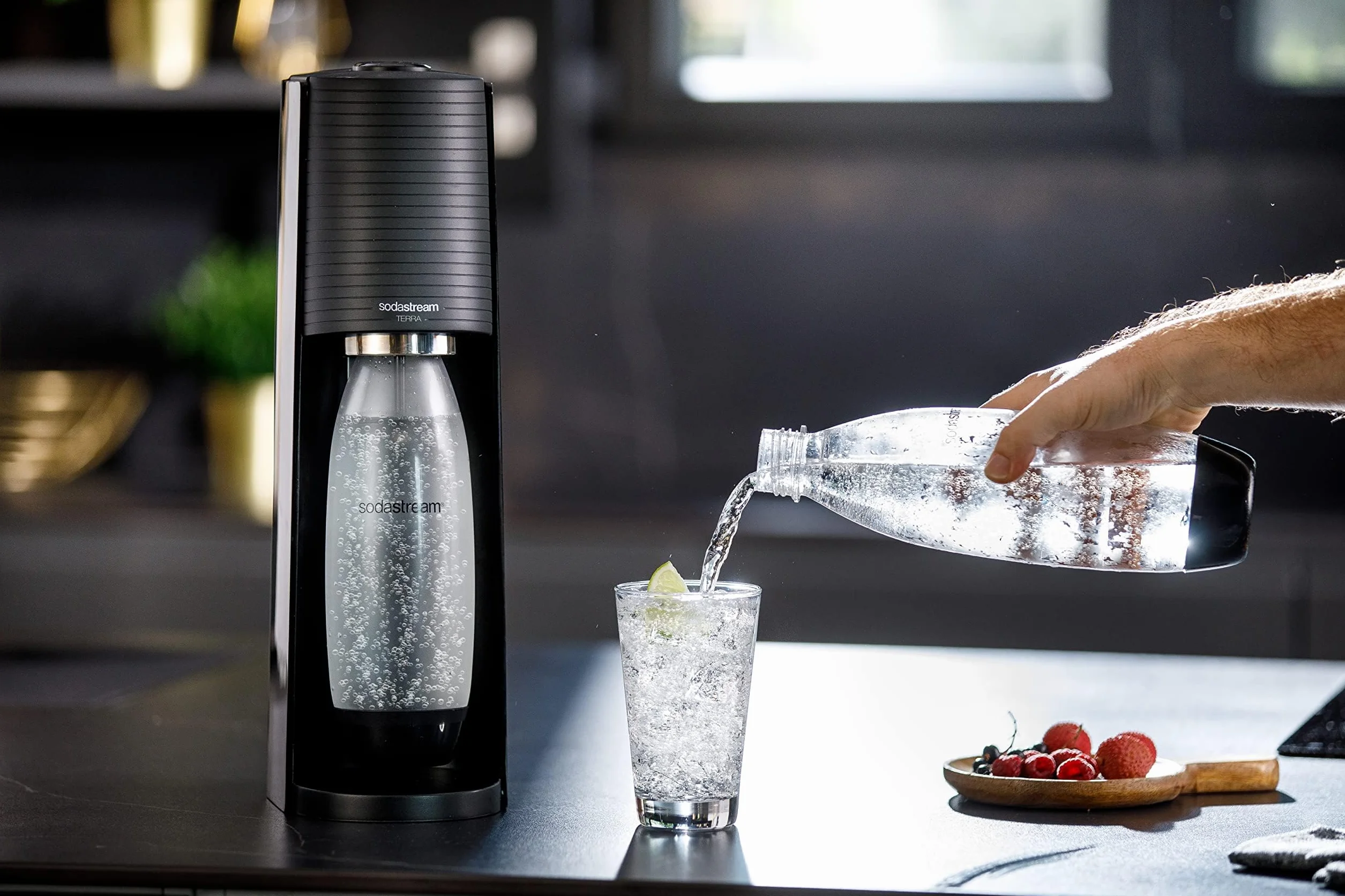 SodaStream Gasatore Terra Value Pack Nero con 2 Bottiglie Fuse Lavabili in Lavastoviglie 1L e Cilindro CO2 Quick Connect