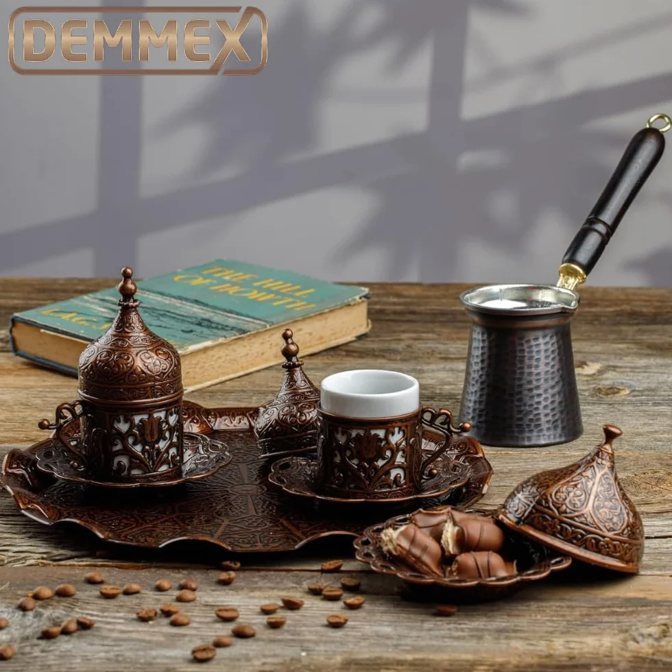 DEMMEX Set da Caffè Turco da 12 Pezzi con Cezve in Rame – Tazzine, Portatazze, Piattini, Zuccheriera e Vassoio – Elegante Set Artigianale per 2 Persone, Antico