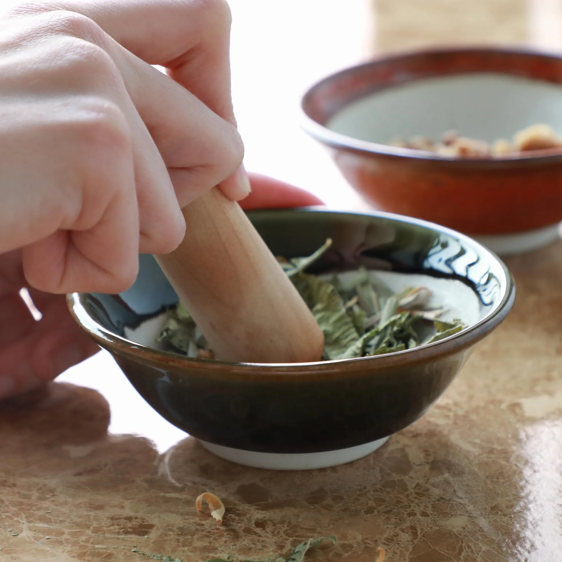 Asayu Japan Mortaio in Ceramica con Pestello in Legno, Realizzato in Giappone, Lavabile in Lavastoviglie e Adatta al Microonde, Set Ripple Ridge Suribachi e Surigoki (Verde oliva)